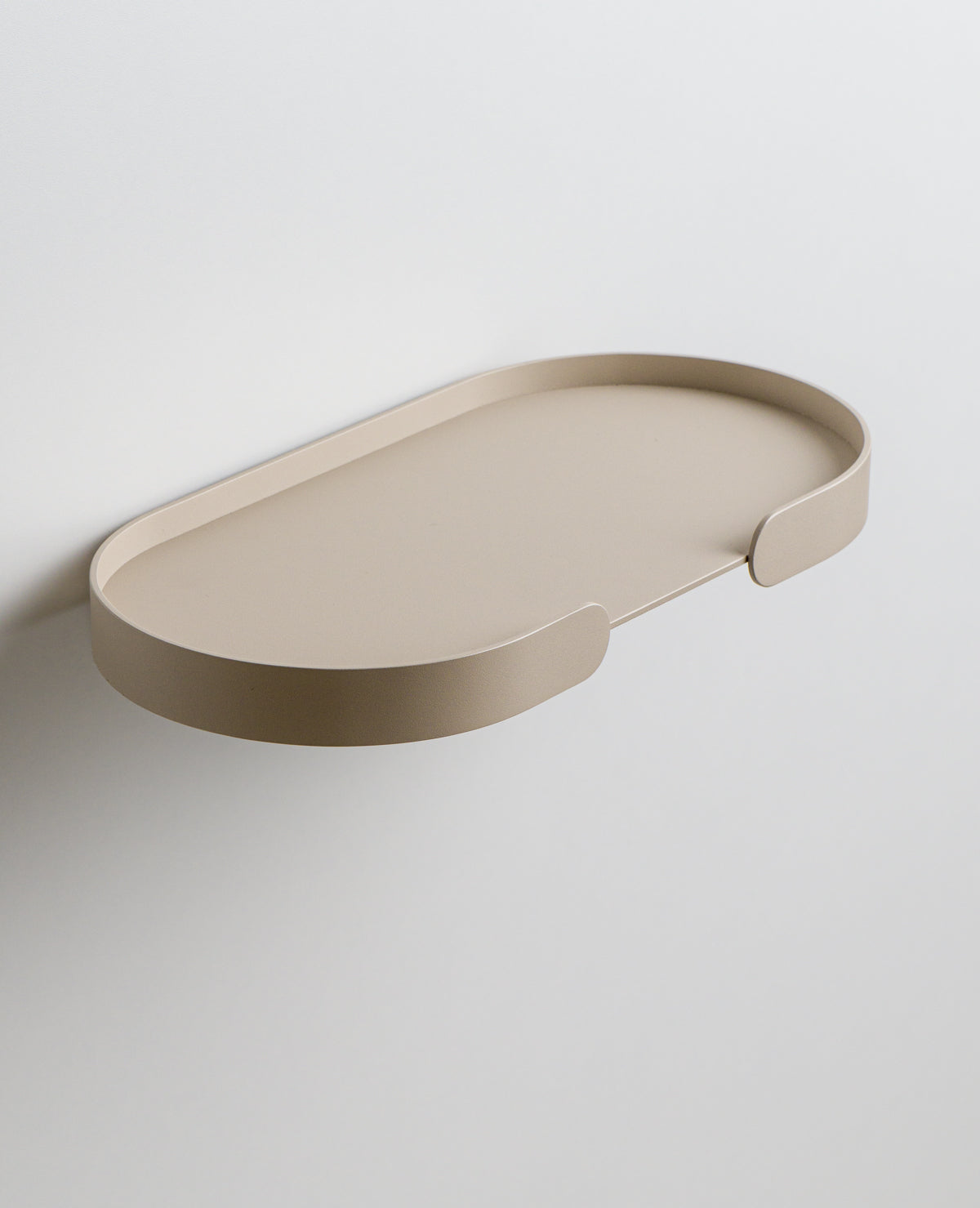 BUTLER Shelf – Schwebendes Wandregal aus Aluminium mit harmonischen Proportionen