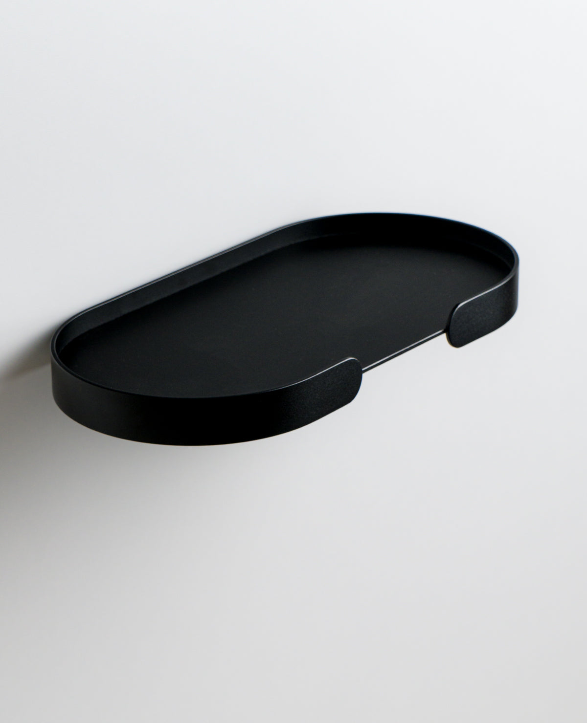 BUTLER Shelf – Schwebendes Wandregal aus Aluminium mit harmonischen Proportionen