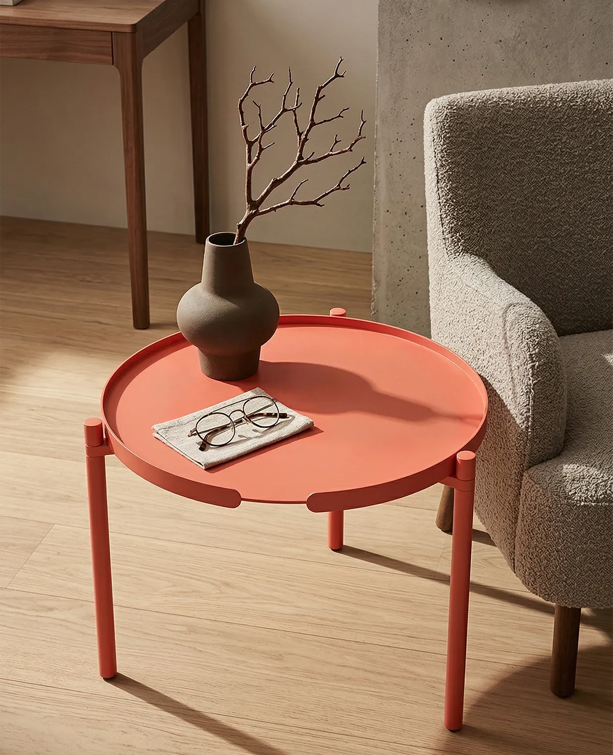 Couchtisch Orbis aus Metall in Lachsorange im Wohnzimmer als moderne, minimalistische Ablage