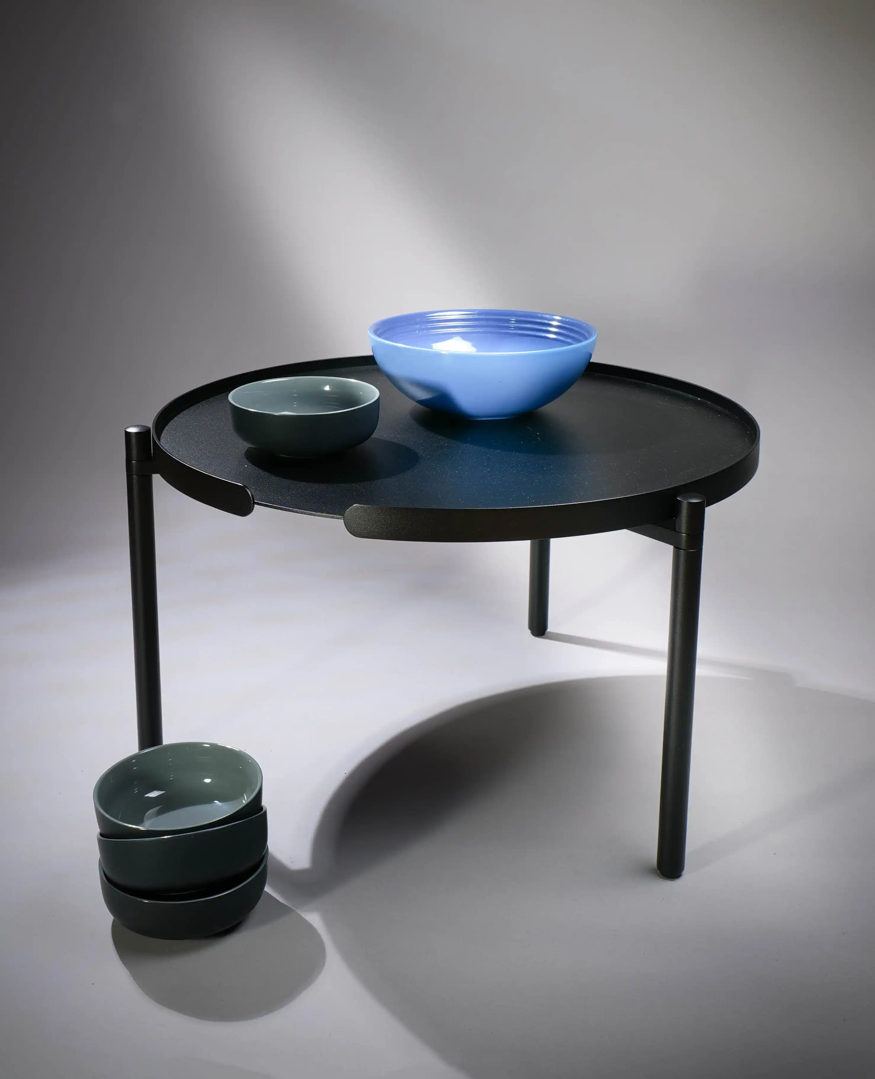 Orbis Tisch Schwarz – modernes Wohnaccessoire aus Metall von Siqual Design