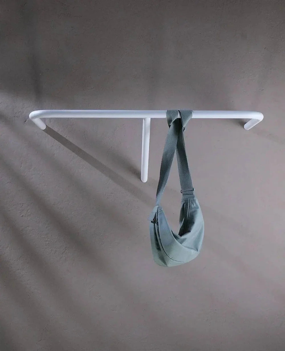 Wandgarderobe RAIL in Weiß von Siqual Design – stilvolles, robustes Design für urbane Einrichtungen