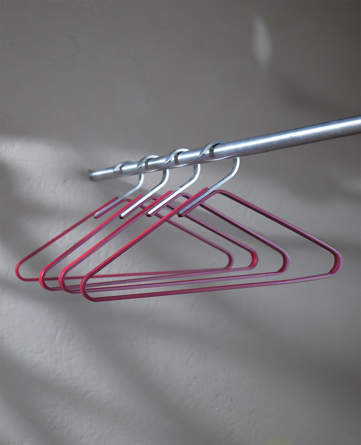 Eleganter Design Kleiderbügel aus Metall für moderne Wohn- und Garderobenbereiche