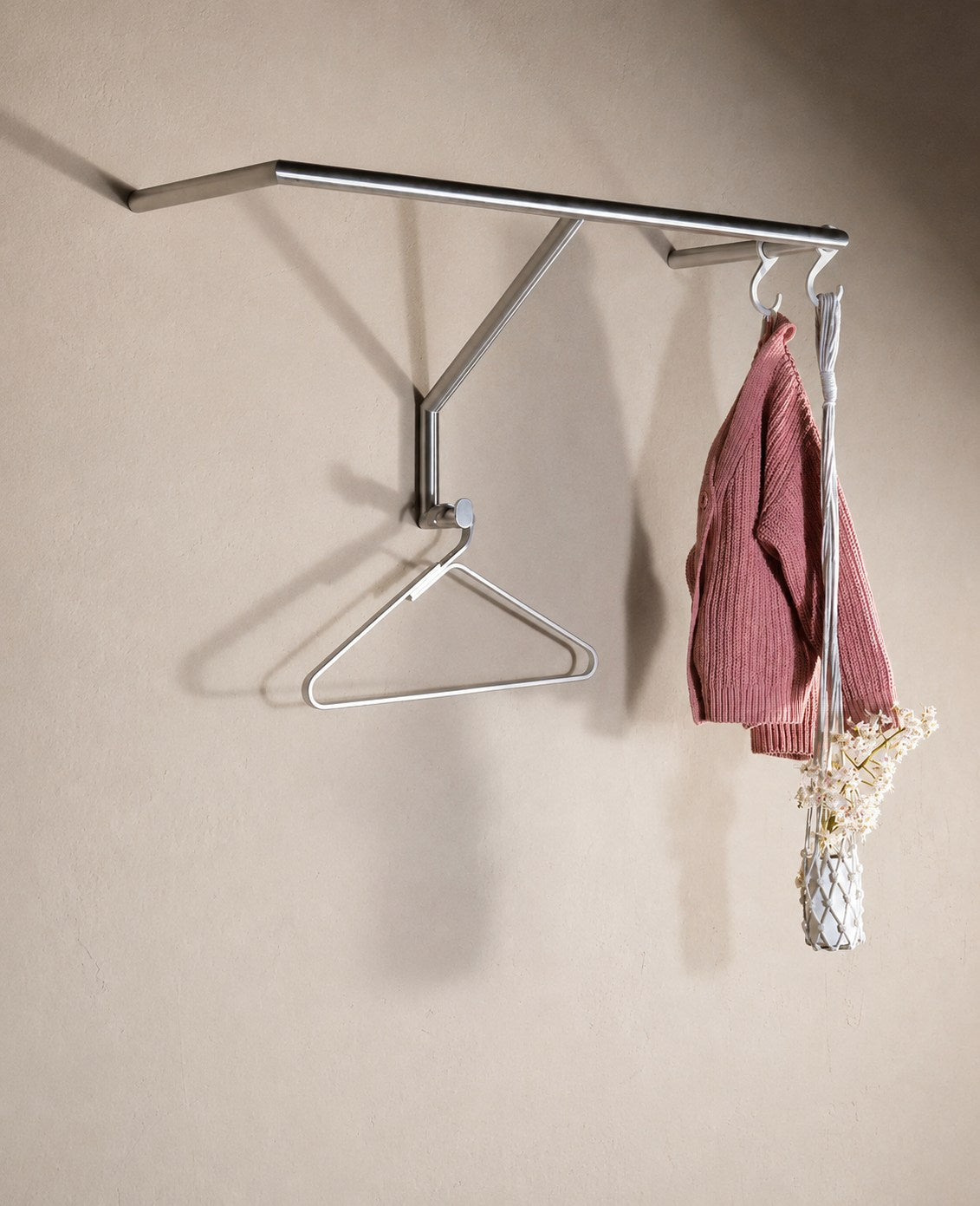 HOOK Garderobe aus gebürstetem Edelstahl von Siqual Design mit Kleiderbügeln und Kleidung im Flur