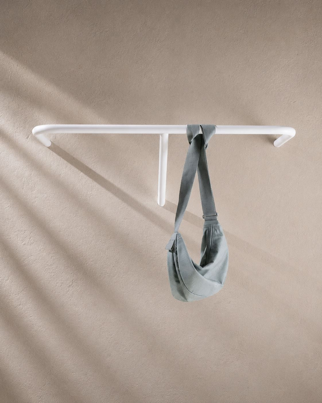 Weiße Wandgarderobe aus Metall von Siqual Design mit Tasche im hellen Flur