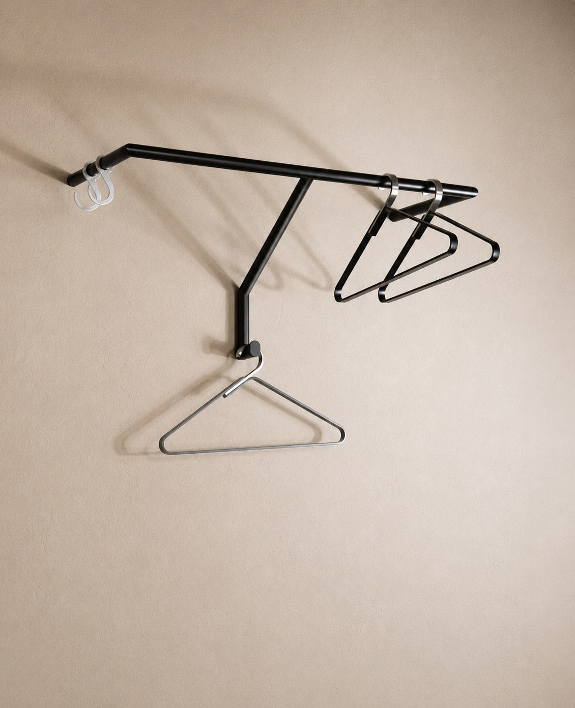 HOOK Wandgarderobe aus Metall in Schwarz von Siqual Design mit Kleiderbügel für Flur und Eingangsbereich