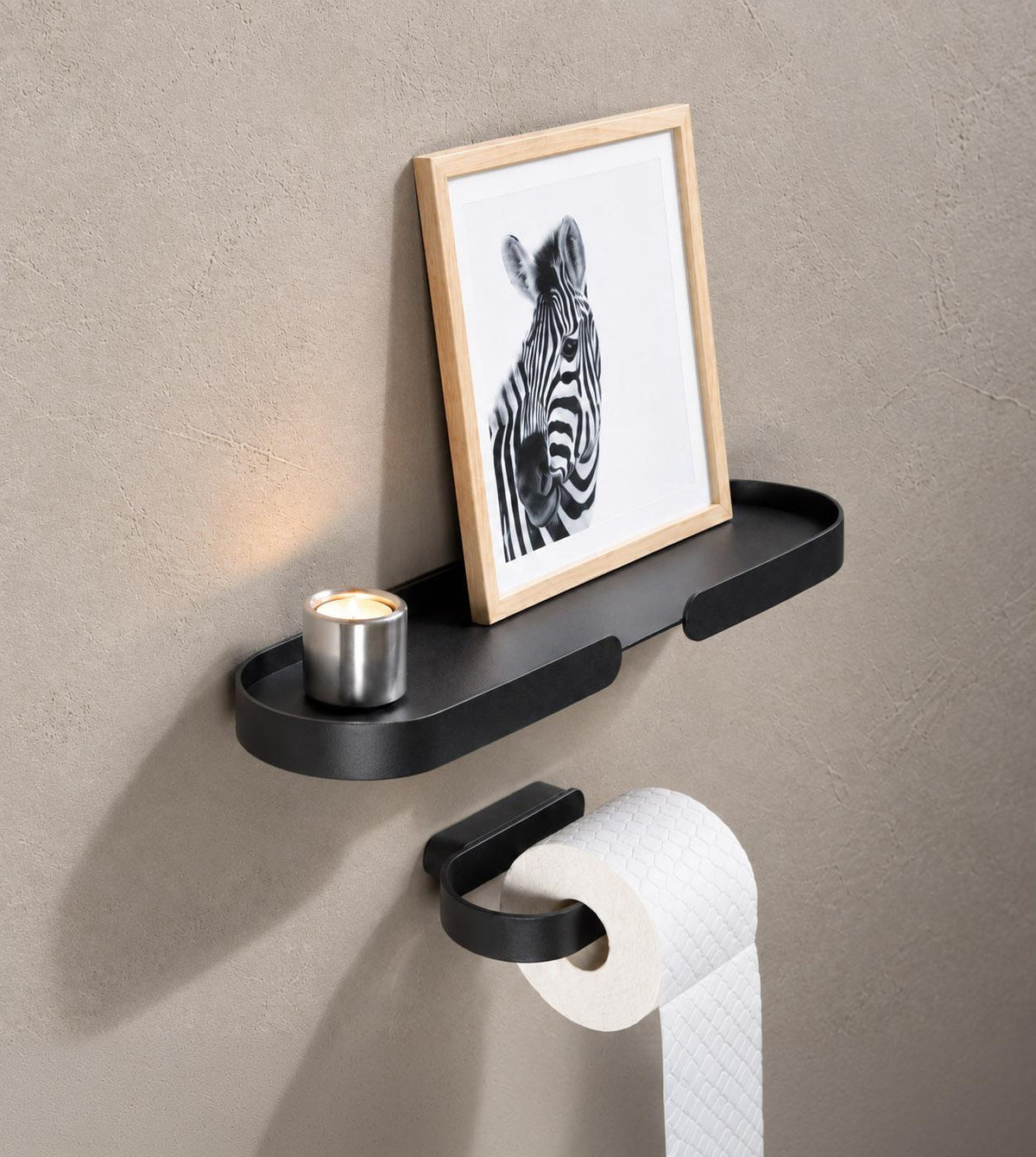 Schwarzes Design-Wandregal aus Metall von Siqual Design mit Bilderrahmen und Kerze im modernen Bad.