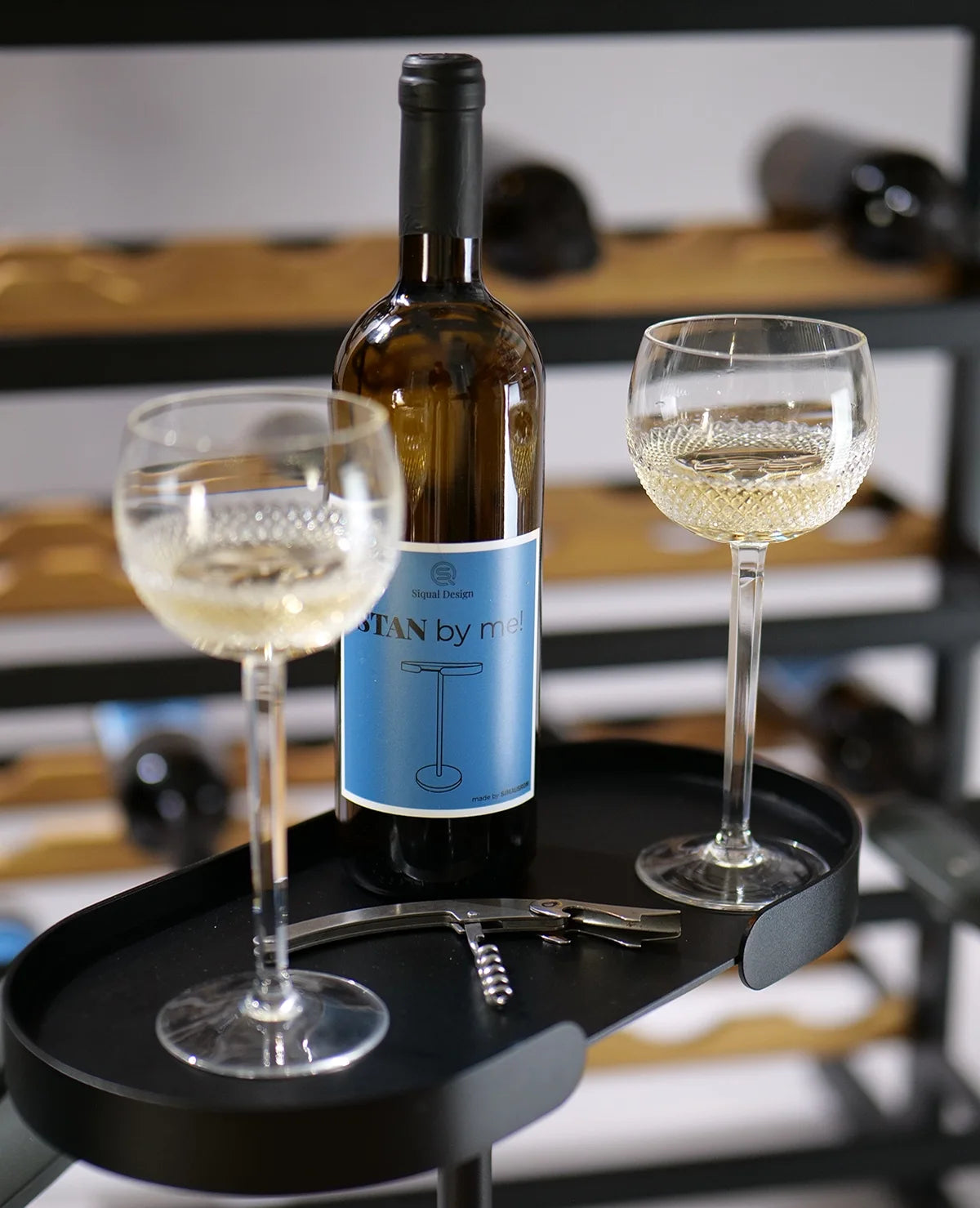 Detailaufnahme vom Stan Beistelltisch – Metallkante und hochwertige Verarbeitung sichtbar