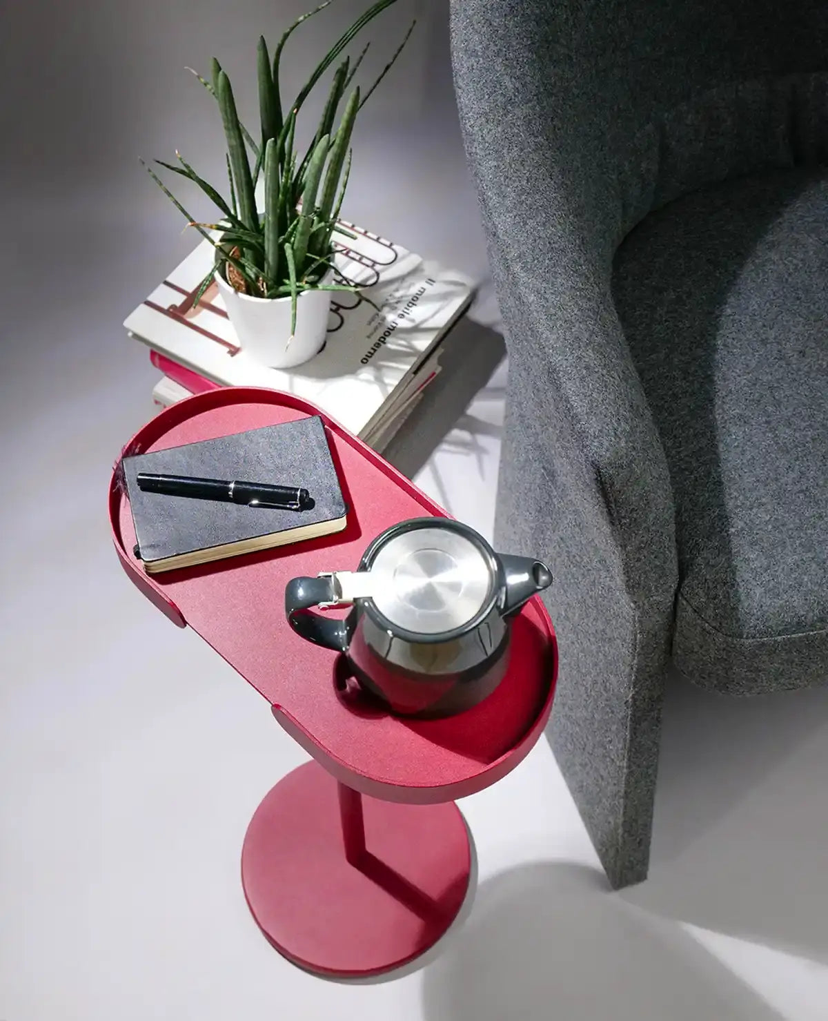 STAN – Kompakter Beistelltisch aus Metall mit festem Tablett für drinnen und draußen