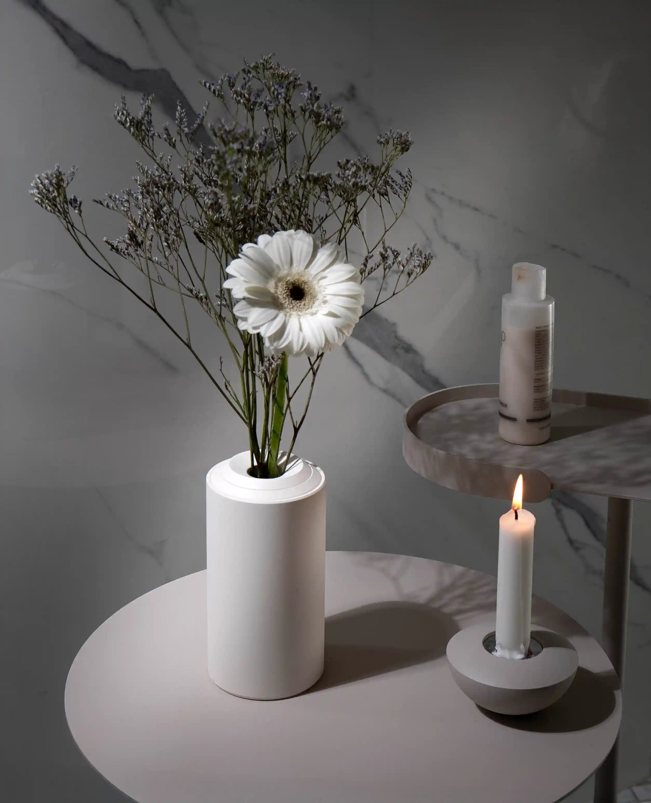 Vase Floare in Weiß – puristisches Designobjekt aus Metall für moderne Einrichtung