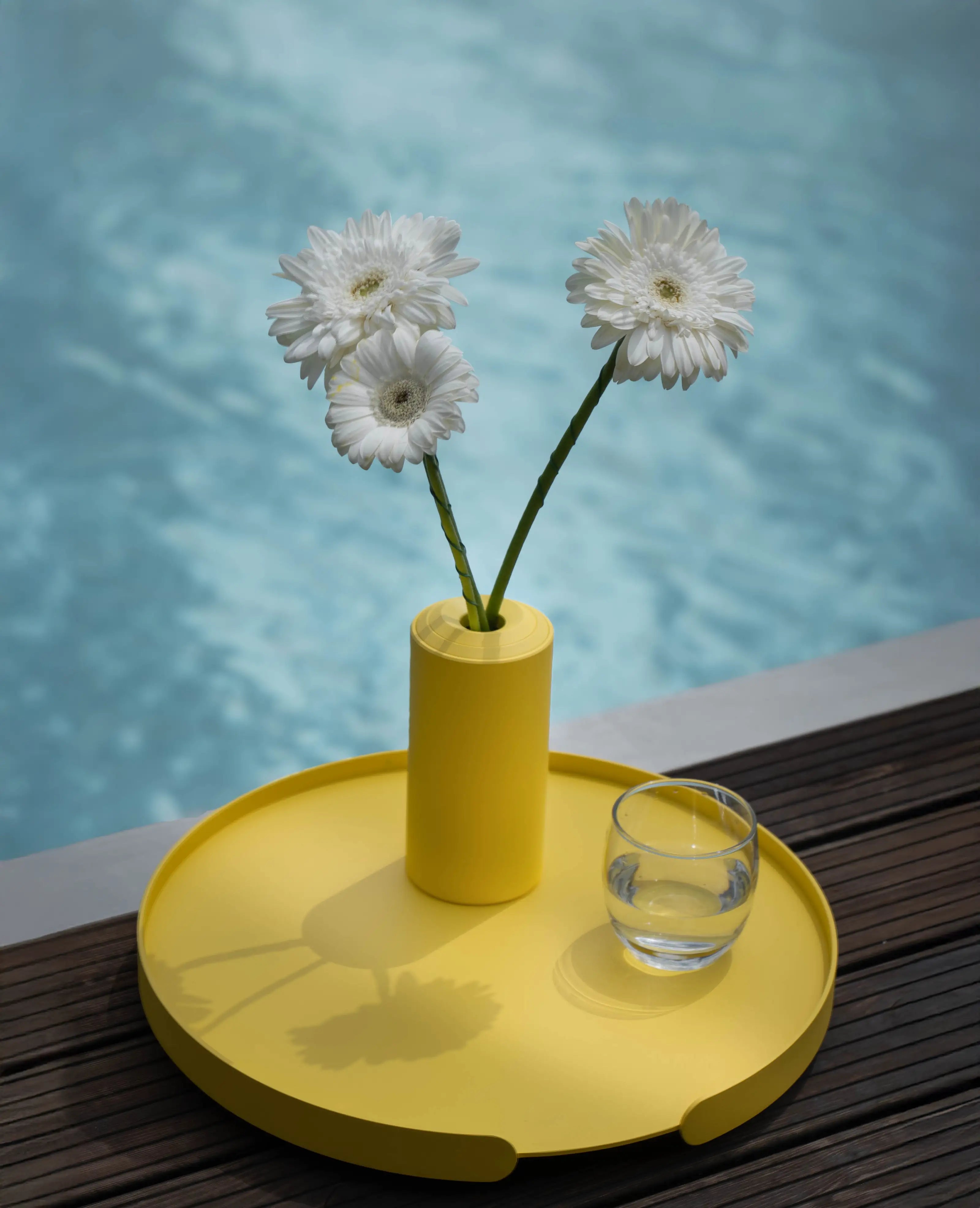 Floare Vase aus Metall in sonnigem Gelb – dekorativer Blickfang auf der Terrasse