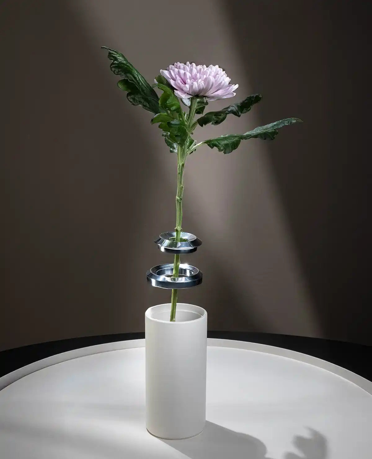 Explosionsdarstellung der Vase Floare – Metallringe als abnehmbare Designelemente sichtbar