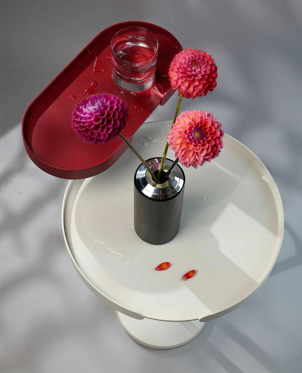 Anwendungsbeispiel: Floare Vase dekoriert auf Beistelltisch Ollie – Designinspiration