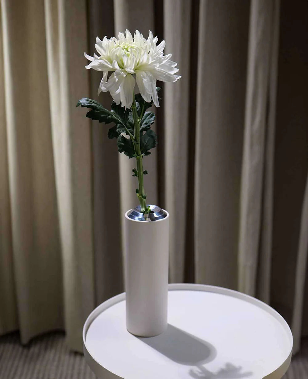 Vase Floare in Cremeweiß – modernes Wohnaccessoire aus Metall