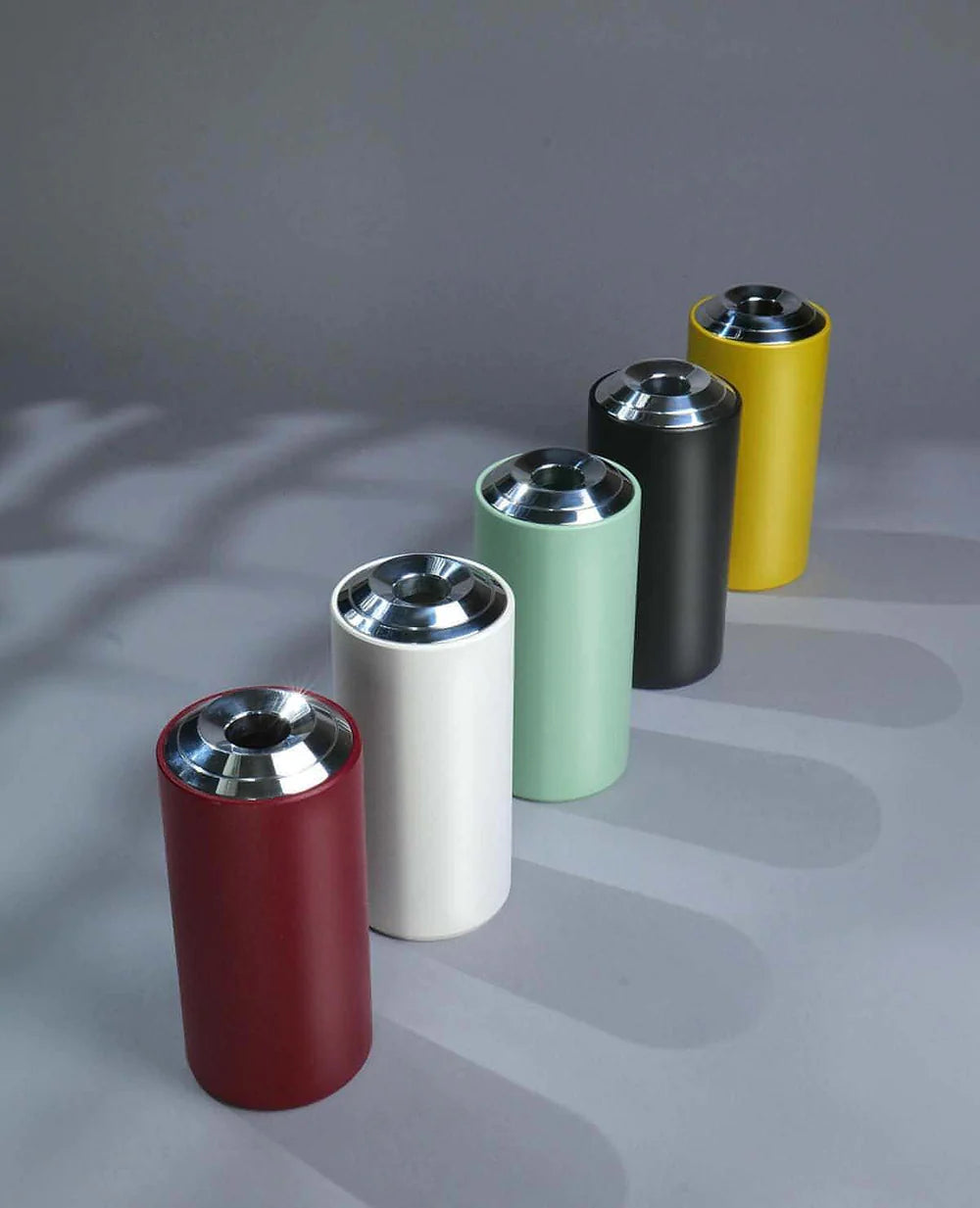 Alle Farbvarianten der Floare Vase im Überblick – Rot, Cremeweiß, Mint, Schwarz, Gelb