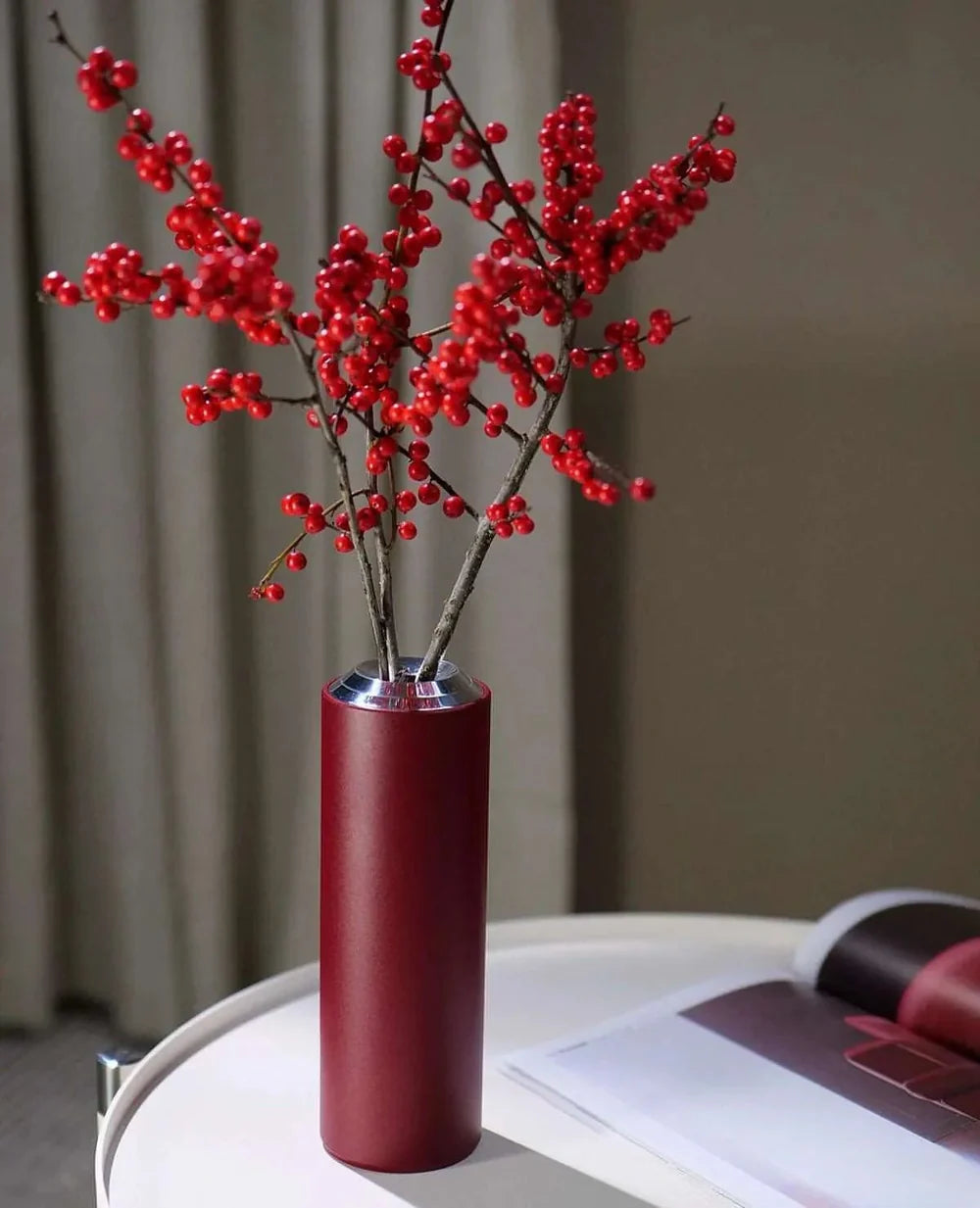 Minimalistische Deko: Floare Vase in Rot aus Metall auf heller Oberfläche