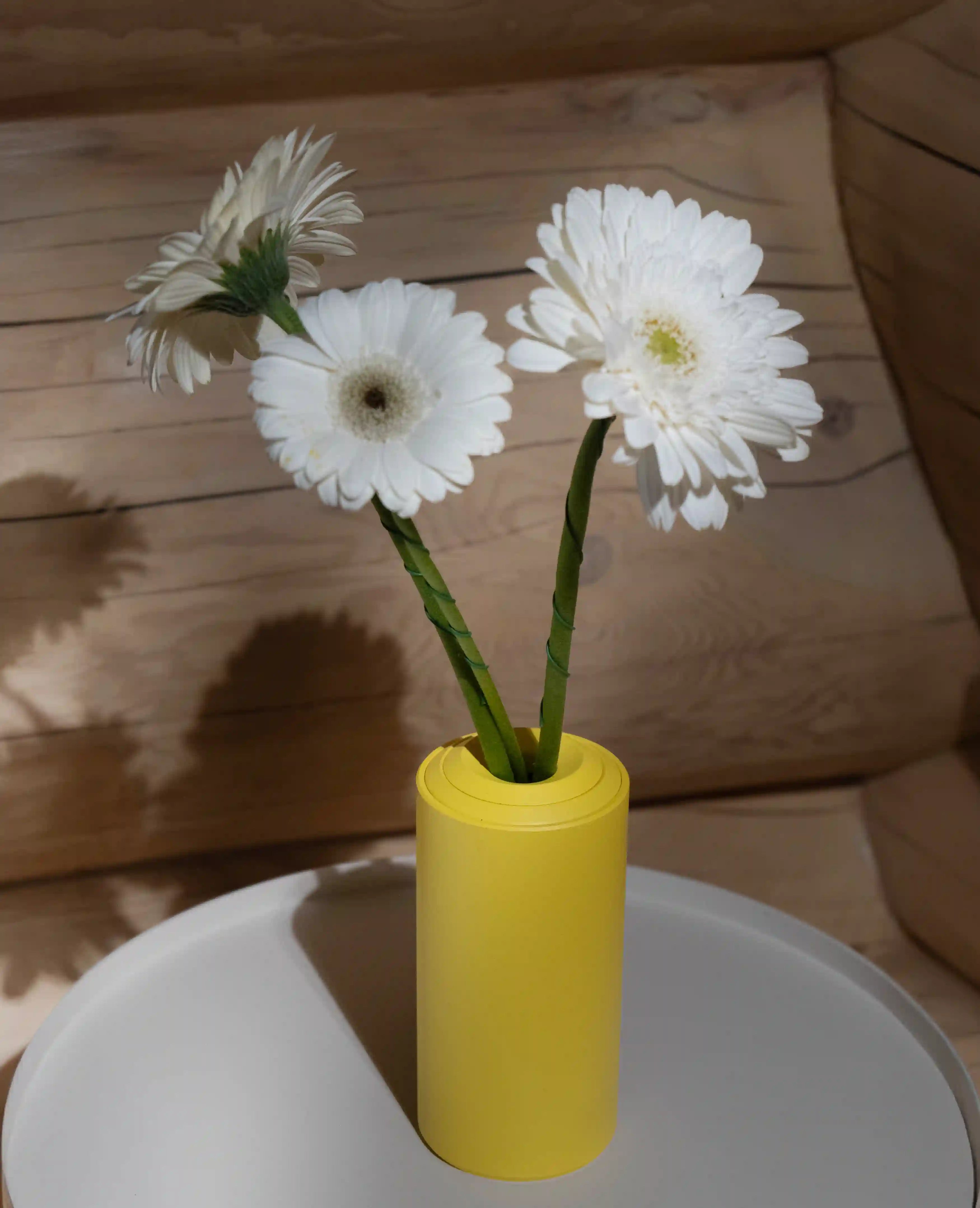 Gelbe Metallvase Floare – modernes Designobjekt von Siqual für Interior Styling