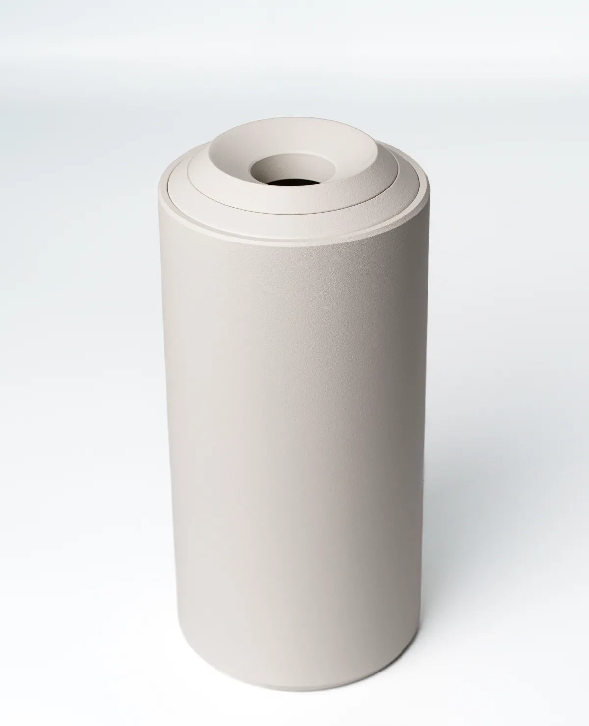 Metallvase Floare in Weiß – schlichtes Wohnaccessoire im skandinavischen Stil