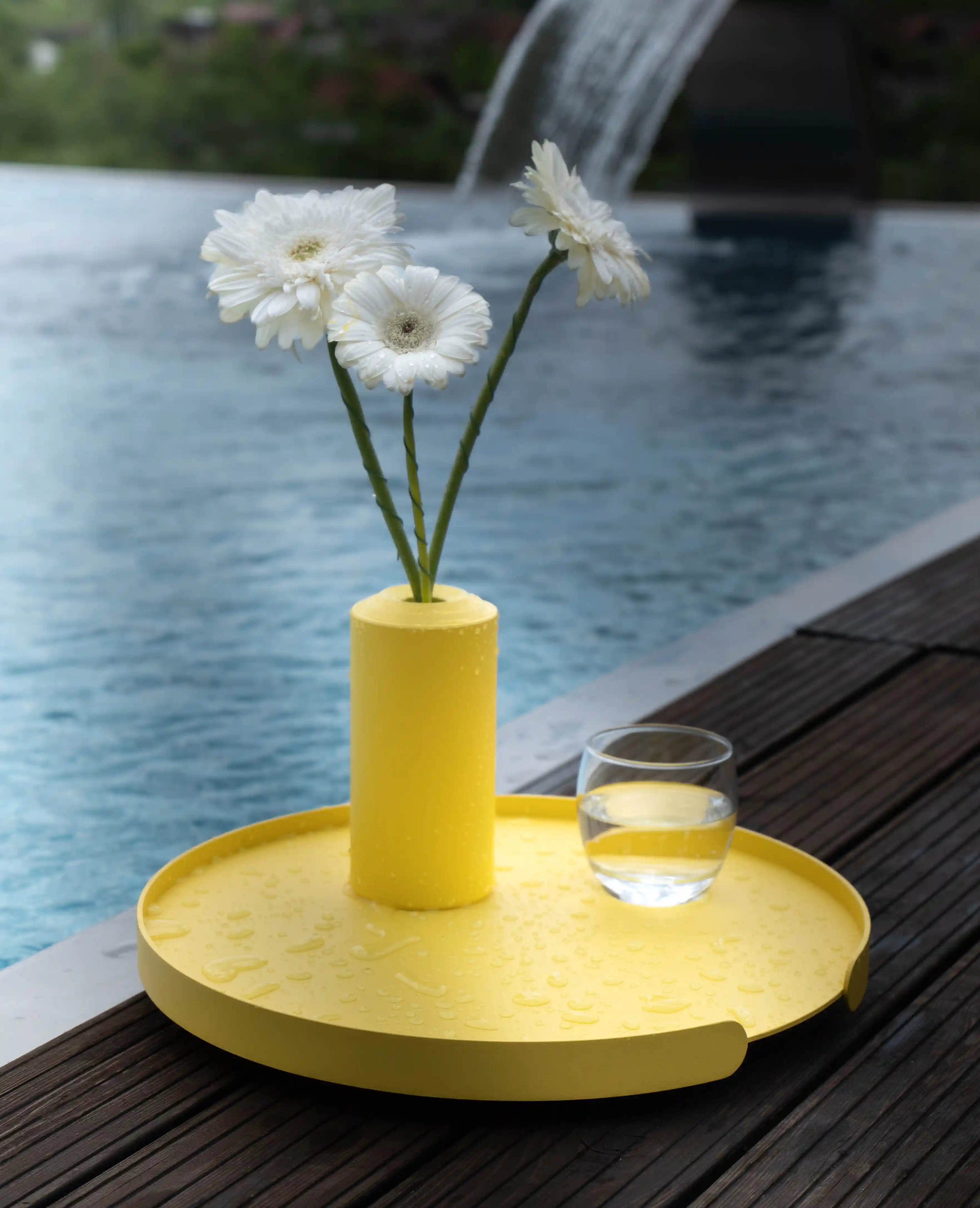 Gelbes Tablett Lilo von Siqual Design – farbenfrohes Metalltablett auf einer Terrasse