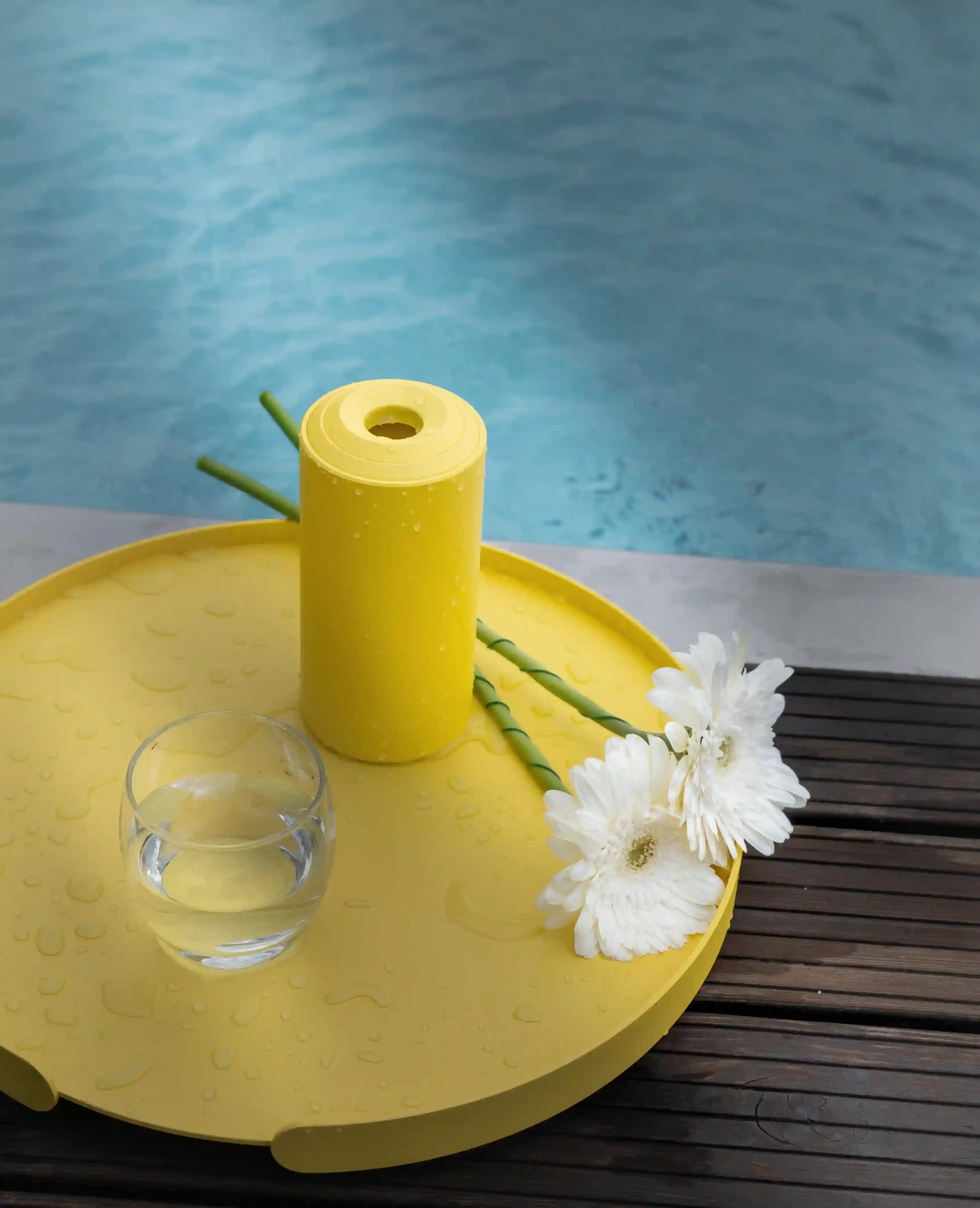 Gelbe Metallvase Floare – modernes Designobjekt von Siqual für Interior Styling