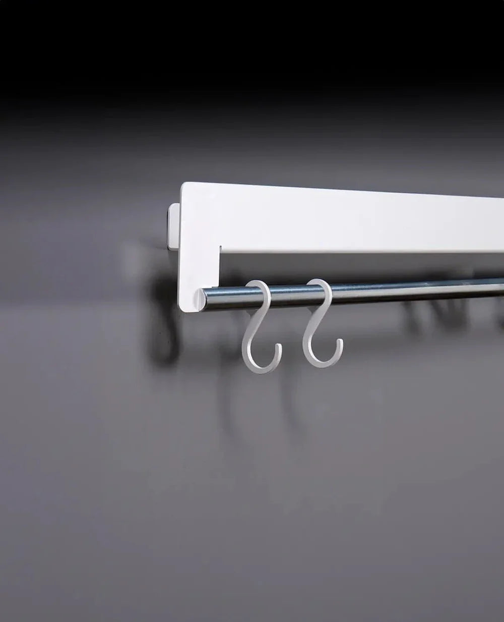 Weißer Hanger Designhaken – kombiniert mit Joshua Wandmodul, puristisch und leicht