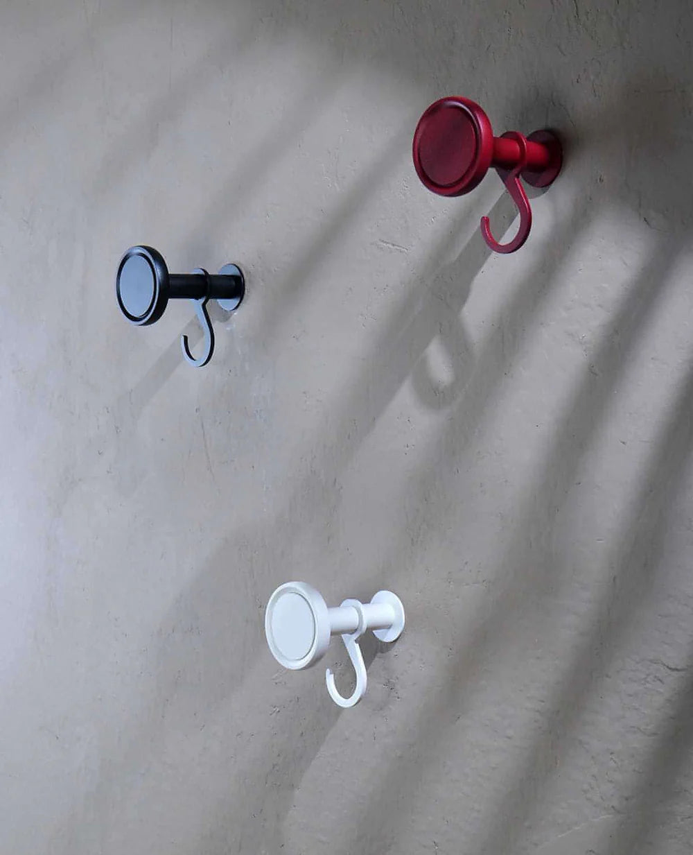 Hanger Haken - verschiedene Farben, schlichtes Design, eingehängt an Wandhaken Eye von Siqual Design