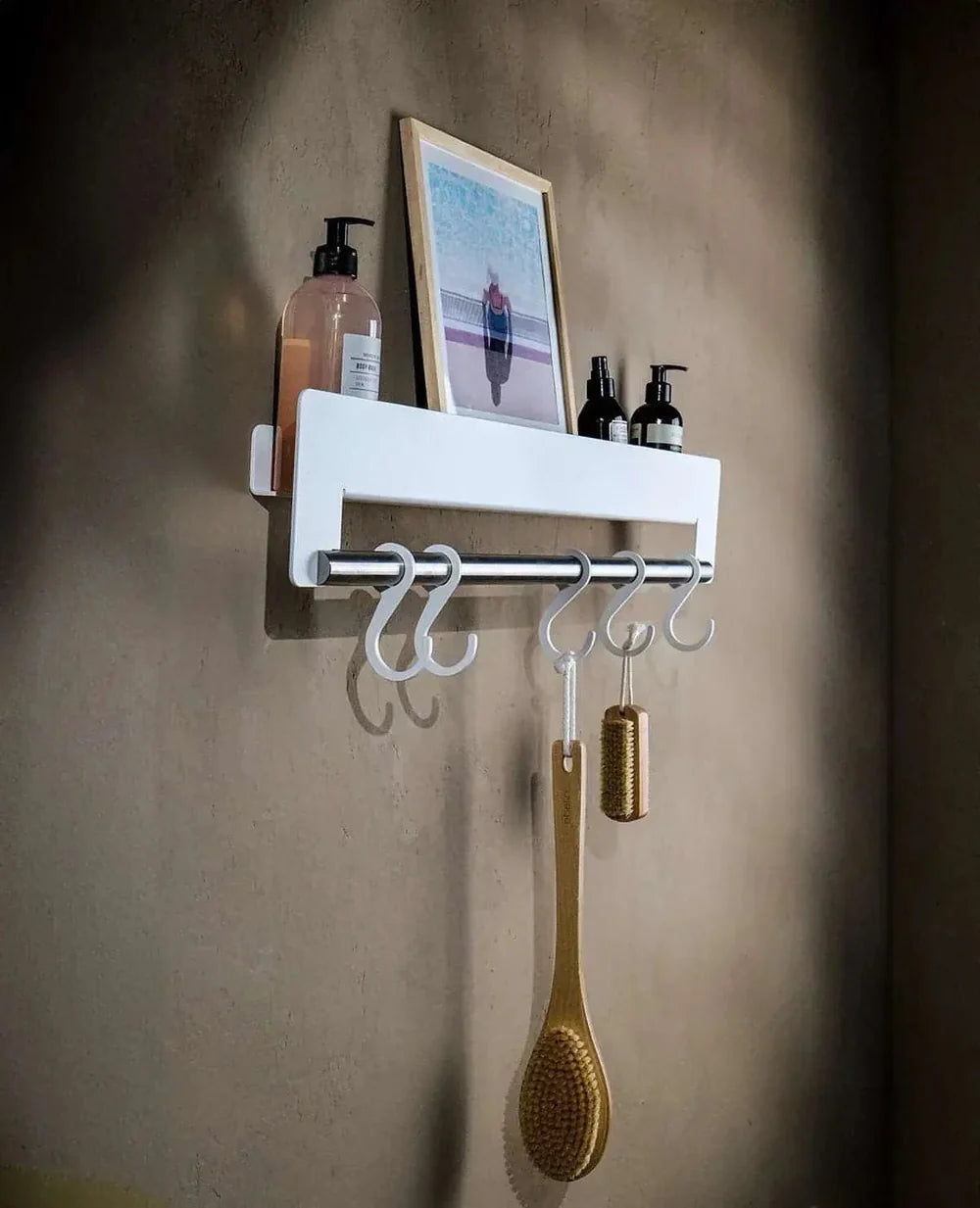 Weiße Joshua Wandgarderobe aus Metall – minimalistische Aufhängung im Badezimmer