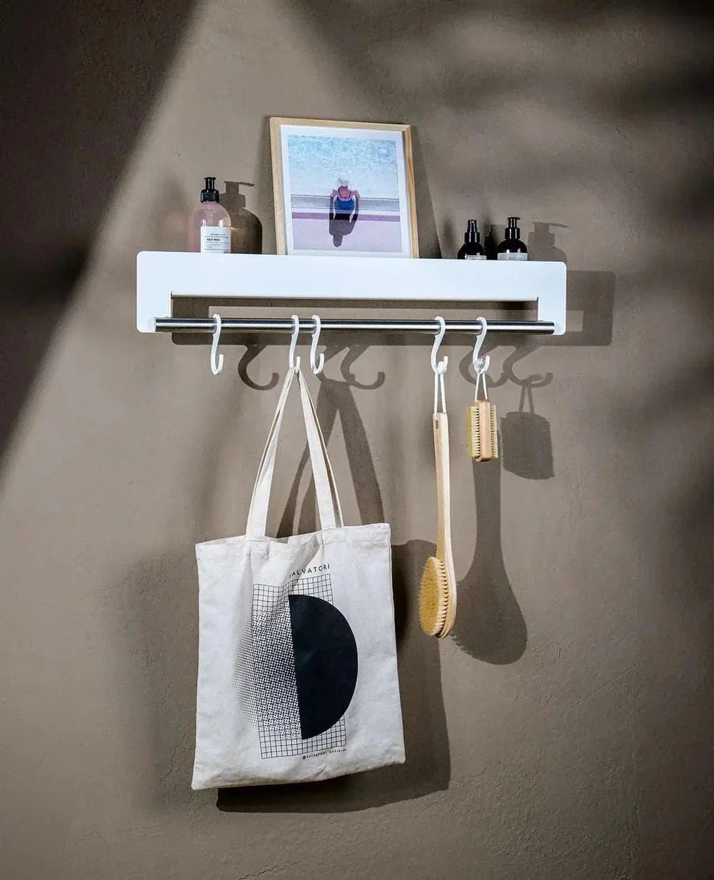 Joshua Garderobenleiste in Weiß – platzsparende Aufbewahrung im Bad mit Handtuchhaken