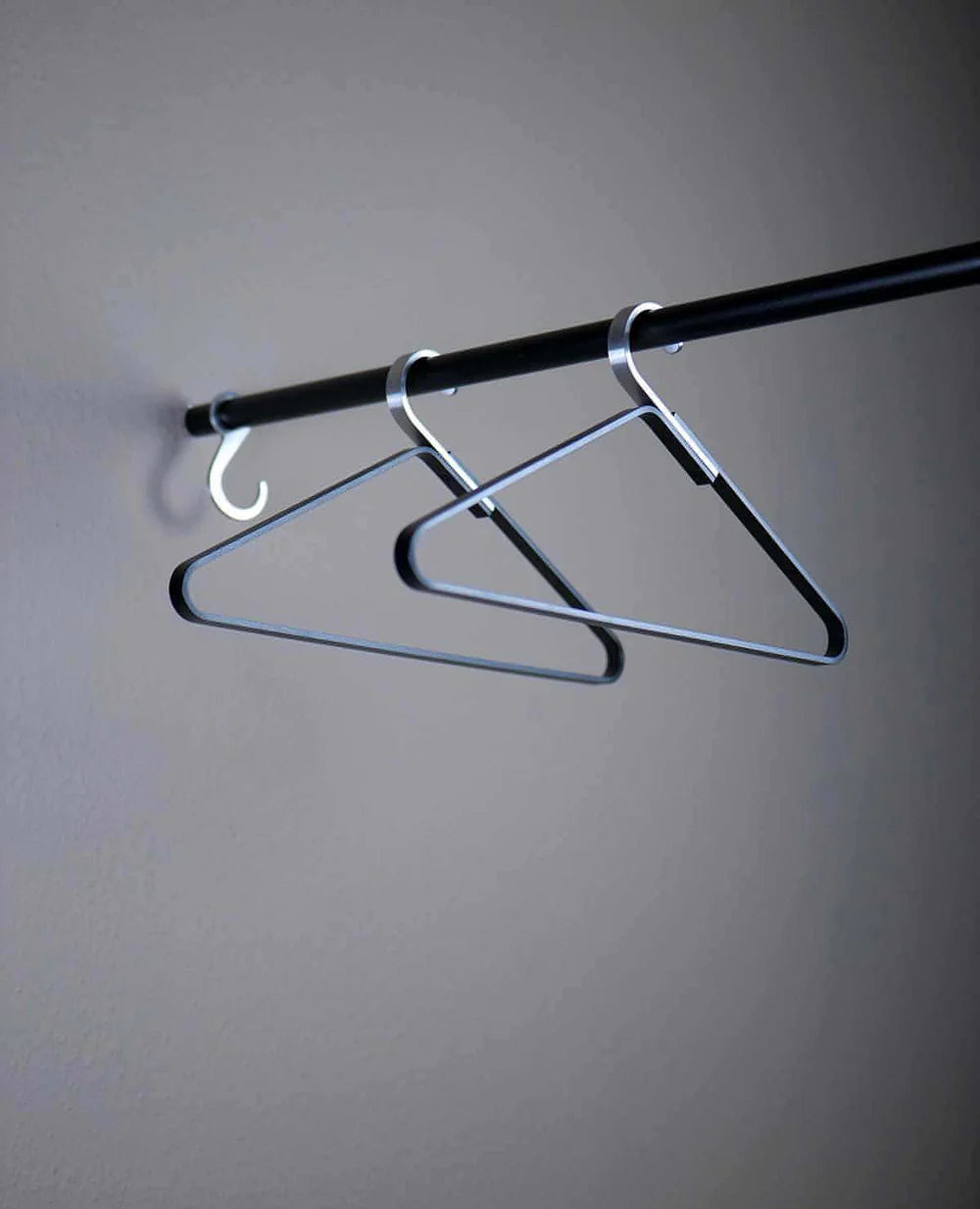 Silver Unique Kleiderbügel in Schwarz mit Edelstahlhaken – hochwertiges Garderobenzubehör