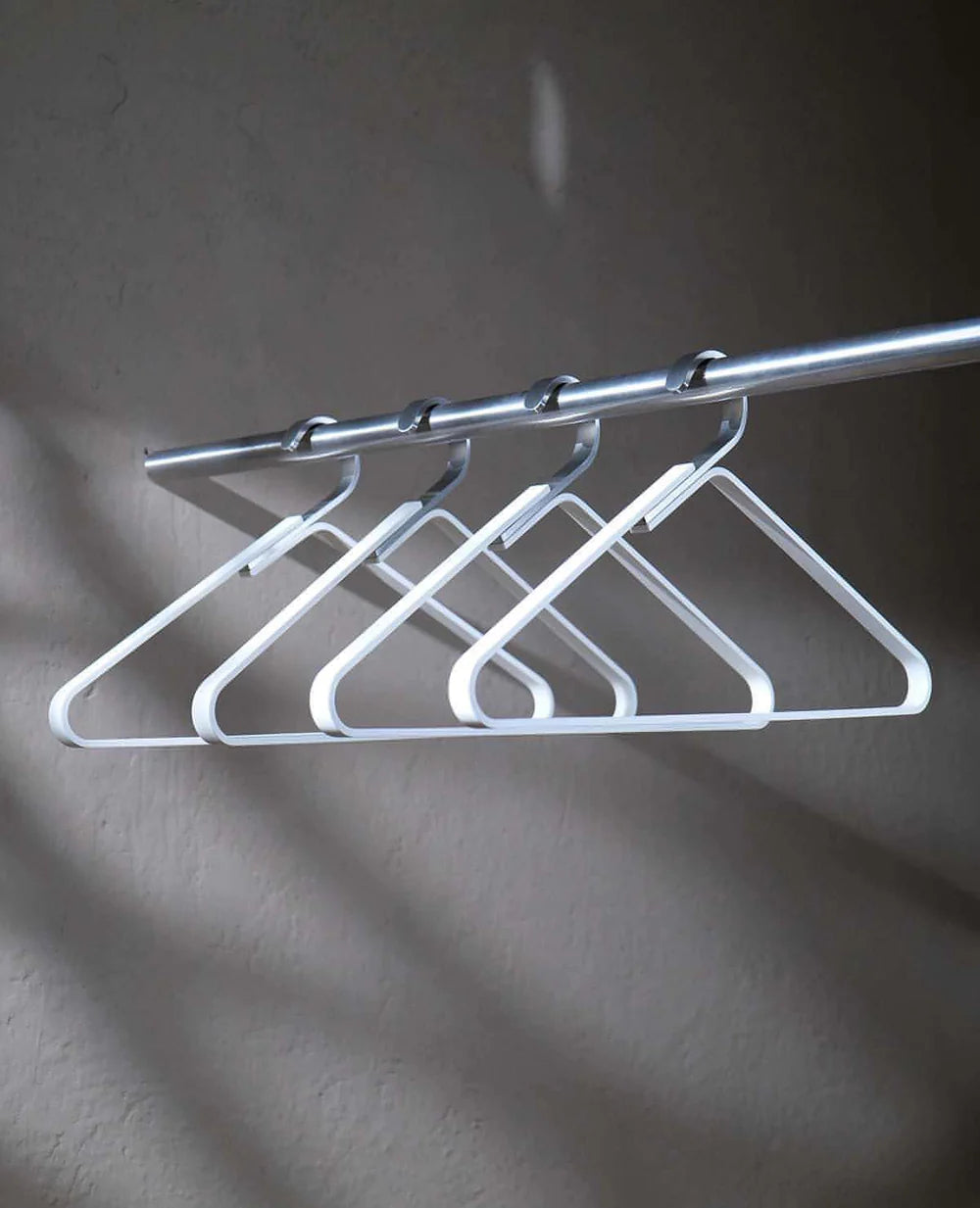 Silver Unique Kleiderbügel im 4er-Set – cremeweiße Farbvariante von Siqual