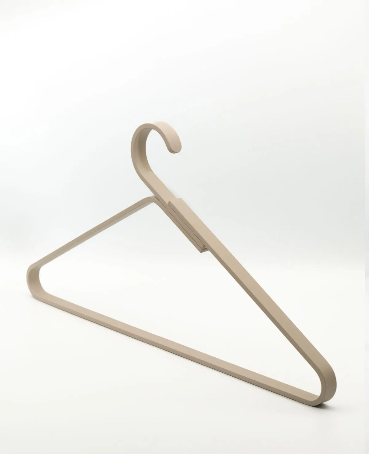 Kleiderbuegel UNIQUE in Champagne Beige mit matter Oberflaeche und funktionaler Eleganz