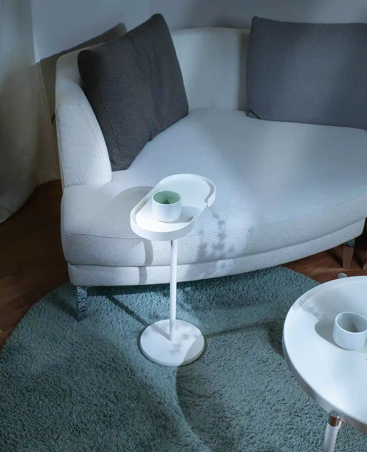 Beistelltisch Stan in Cremeweiß von Siqual Design – neben dem Sofa als praktische Ablage platziert