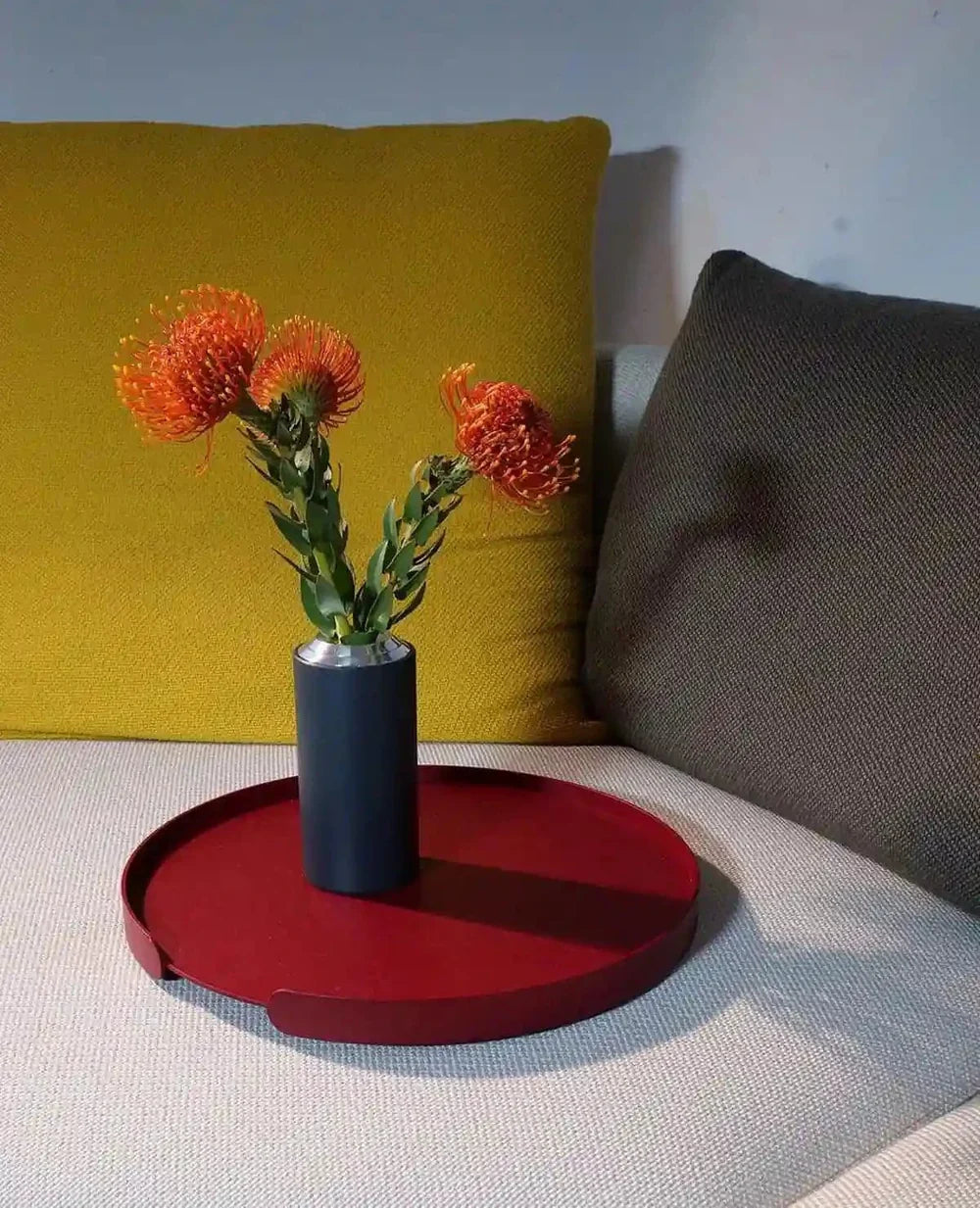 Rotes Tablett Lilo aus pulverbeschichtetem Metall von Siqual Design – modernes Wohnaccessoire für drinnen und drauße