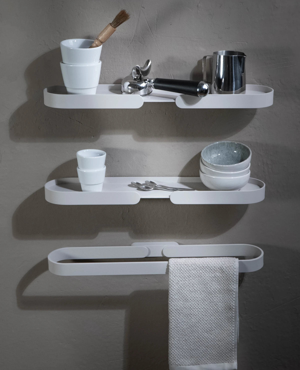 Lungo Shelf Wandregal, zwei schwebende Metallböden, weiß, pulverbeschichtet, dekorativ mit Tassen und Schüsseln, hochwertige Verarbeitung