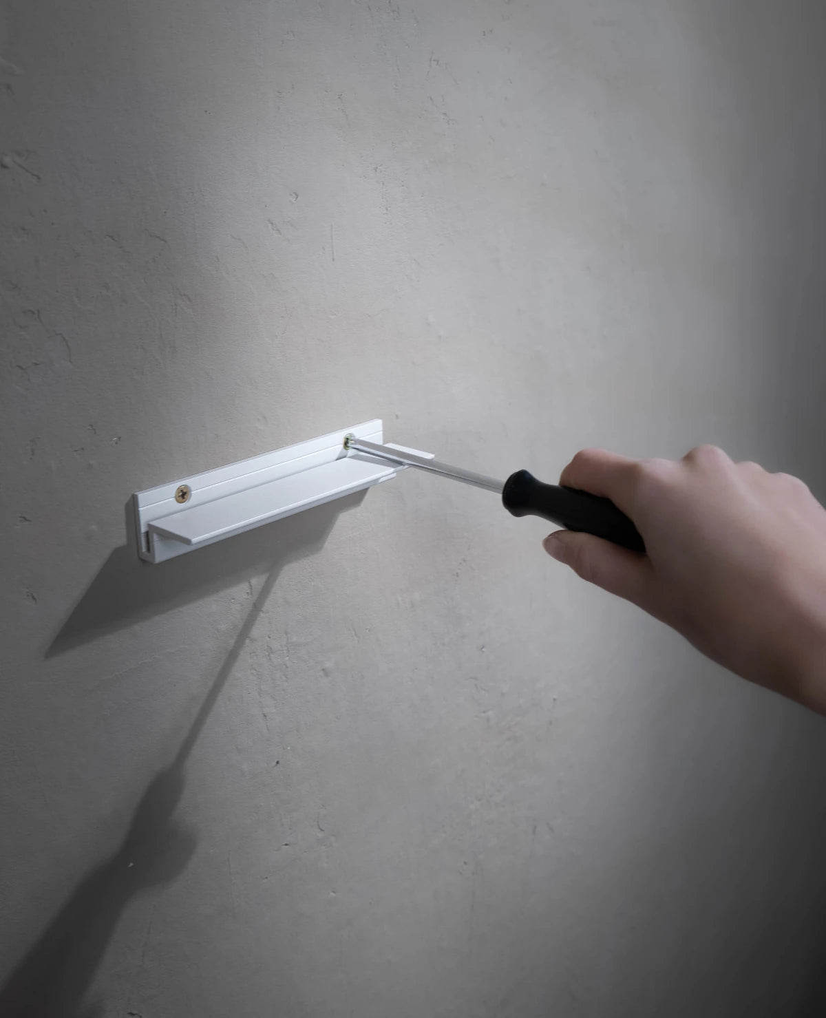 LUNGO Shelf – 2-in-1 Designobjekt als Wandregal und Tablett