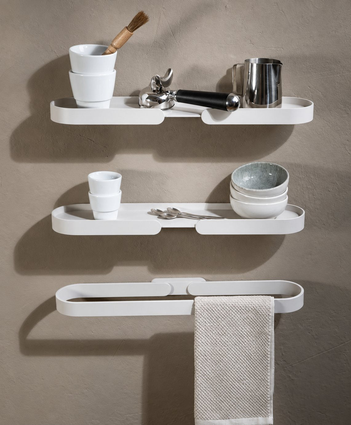 Lungo Shelf Wandregal, zwei schwebende Metallböden, weiß, pulverbeschichtet, dekorativ mit Tassen und Schüsseln, hochwertige Verarbeitung