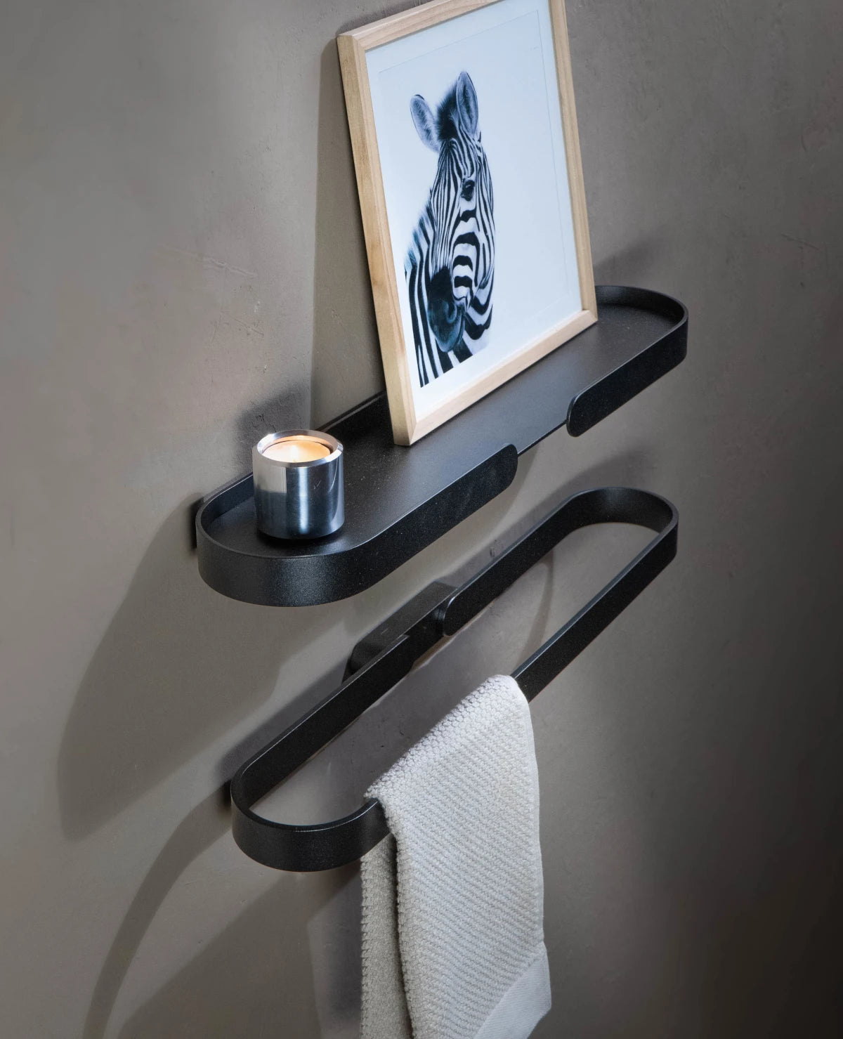 Lungo Shelf Wandregal in Schwarz, pulverbeschichtetes Metall, schwebende Optik, kombiniert mit passendem Lumo Handtuchhalter, hochwertige Verarbeitung