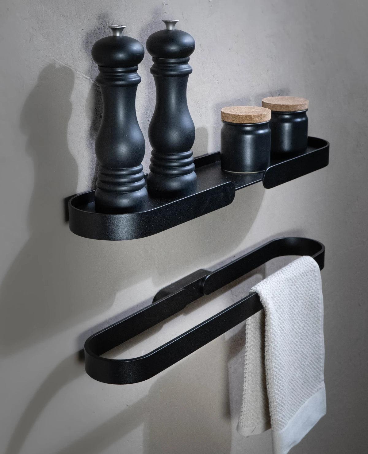 Lungo Shelf Wandregal in Schwarz, pulverbeschichtetes Metall, schwebende Optik in der Küche, dekoriert mit Gewürzen, kombiniert mit Lumo Handtuchhalter
