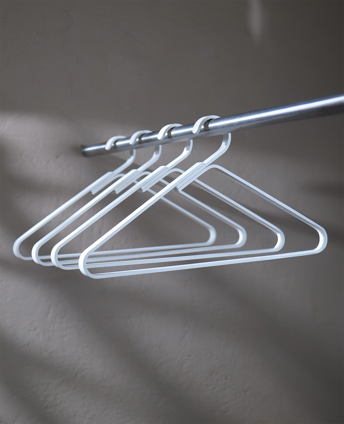 Moderner Kleiderbügel aus Metall im minimalistischen Design für Jacken und Mäntel