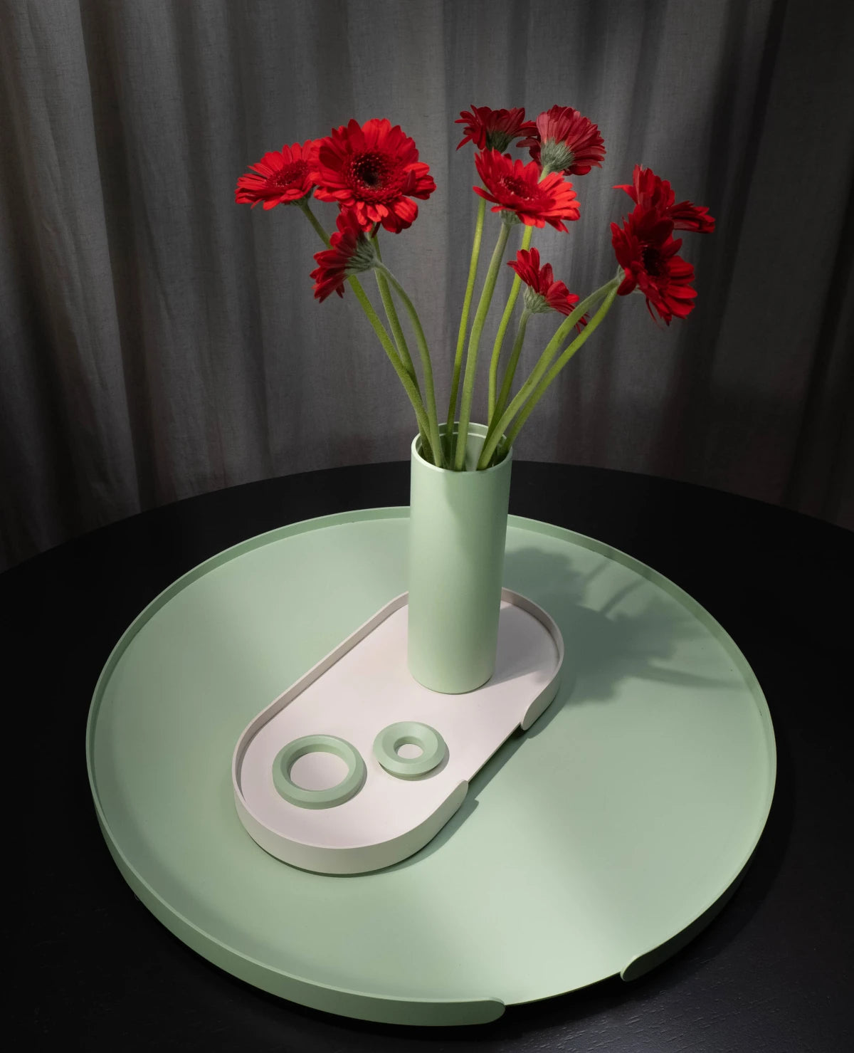 Mintfarbene Vase mit roten Blumen und Ringeinsätzen