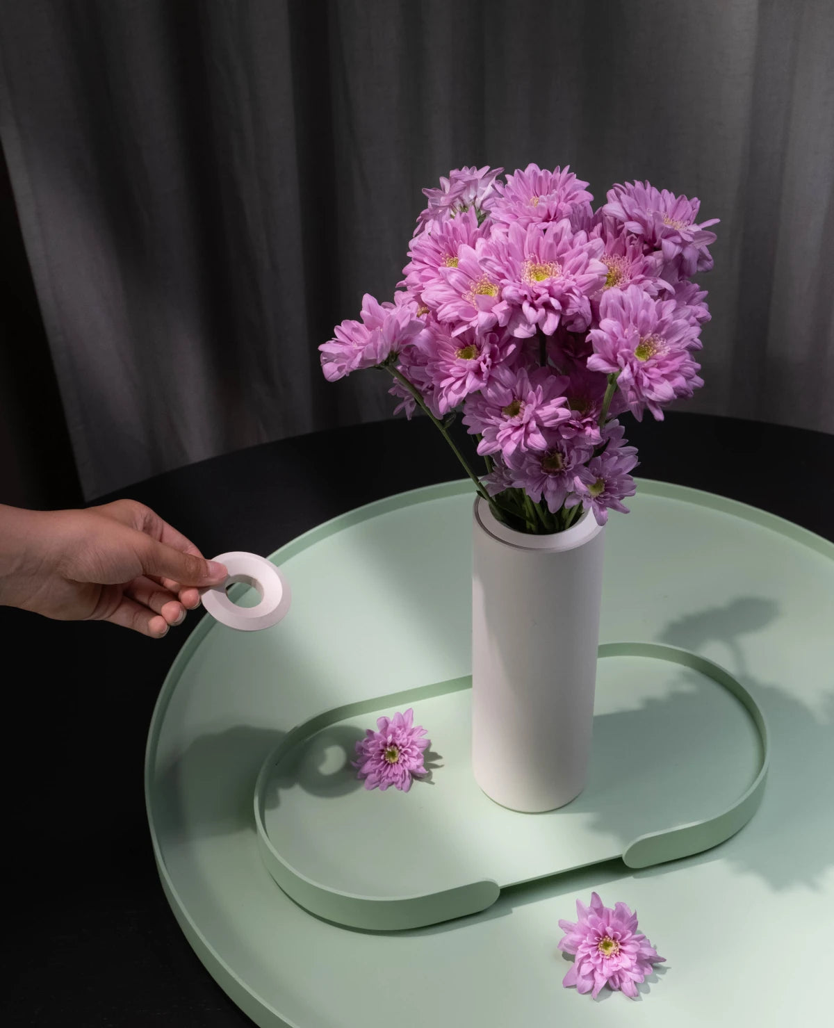 Weiße Metallvase mit rosa Blumen und abnehmbarem Ring