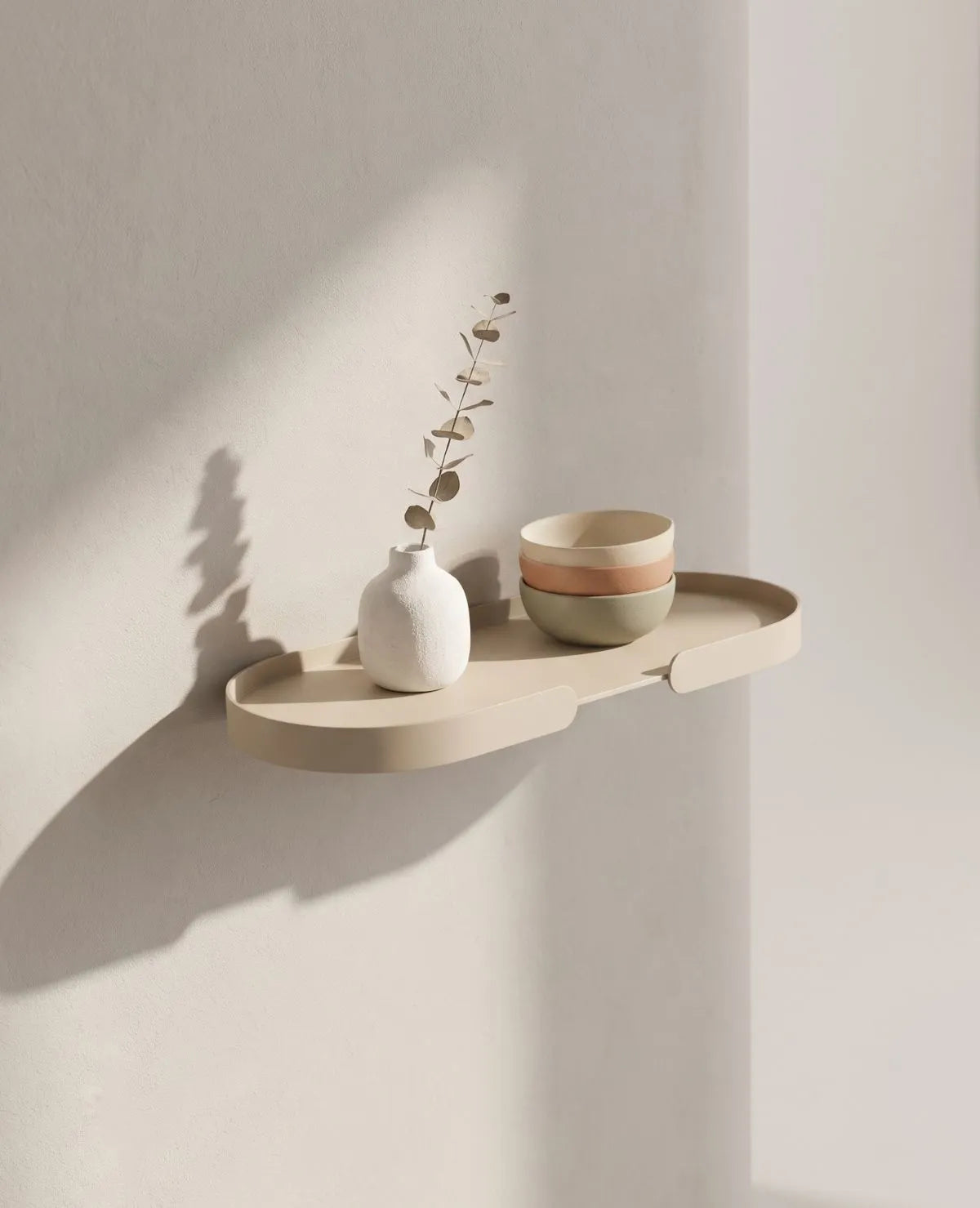 Zwei MONDO Shelf Wandregale aus Aluminium untereinander, dekoriert mit Pflanzen, Gläsern, Schüsseln und Bildern, harmonische Wandgestaltung im Wohnzimmer oder Essbereich, zeitloses und vielseitiges Wandregal.