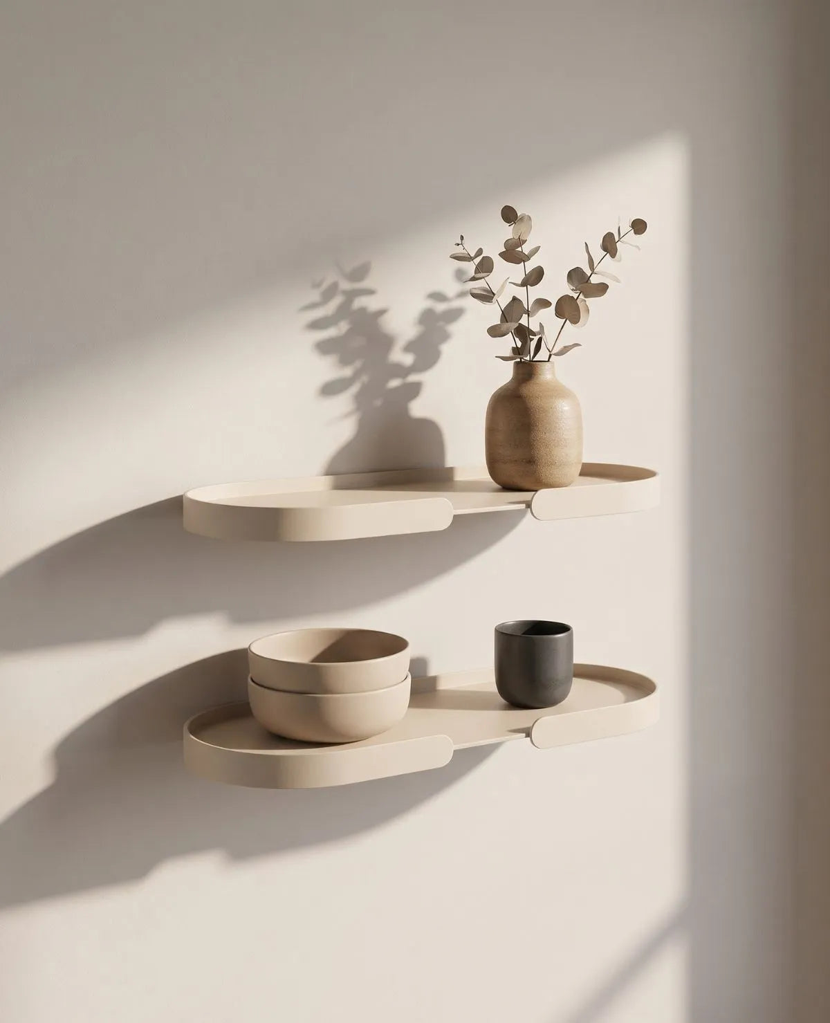 Zwei MONDO Shelf Wandregale aus Aluminium untereinander, dekoriert mit Pflanzen, Gläsern, Schüsseln und Bildern, harmonische Wandgestaltung im Wohnzimmer oder Essbereich, zeitloses und vielseitiges Wandregal.