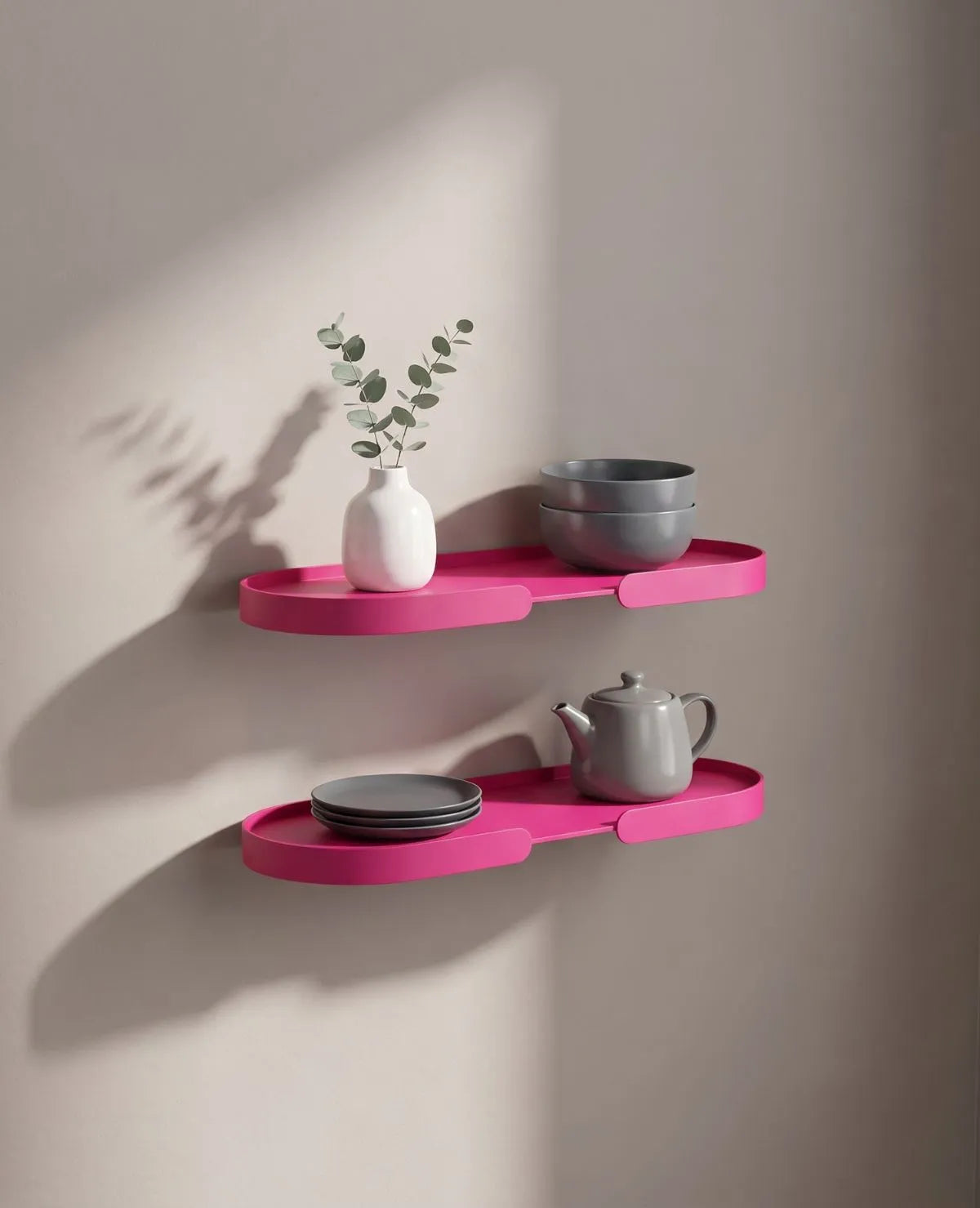 Zwei MONDO Shelf Wandregale aus Aluminium untereinander, dekoriert mit Pflanzen, Gläsern, Schüsseln und Bildern, harmonische Wandgestaltung im Wohnzimmer oder Essbereich, zeitloses und vielseitiges Wandregal.