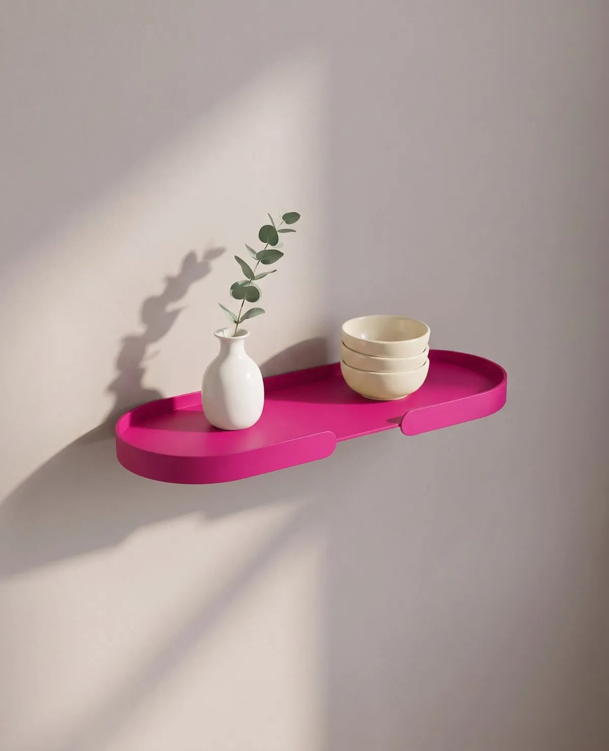 Zwei MONDO Shelf Wandregale aus Aluminium untereinander, dekoriert mit Pflanzen, Gläsern, Schüsseln und Bildern, harmonische Wandgestaltung im Wohnzimmer oder Essbereich, zeitloses und vielseitiges Wandregal.
