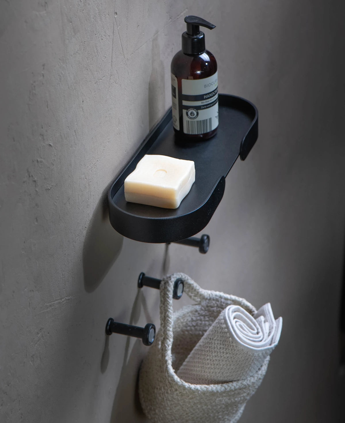 Mortimer Shelf Wandregal in Schwarz, pulverbeschichtetes Metall, schwebend montiert, dekoriert mit Seife, kombiniert mit Tiny Wandhaken für Handtücher, hochwertige Verarbeitung