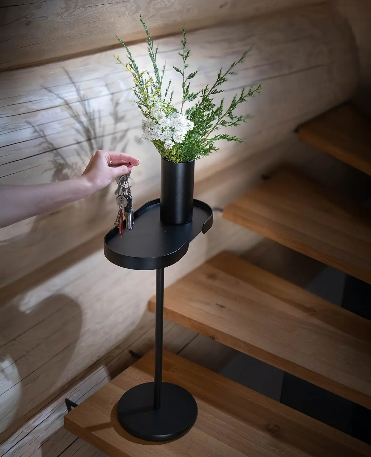 Metalltisch Stan in Schwarz – dezente Ablage im Flur im Industrial Style