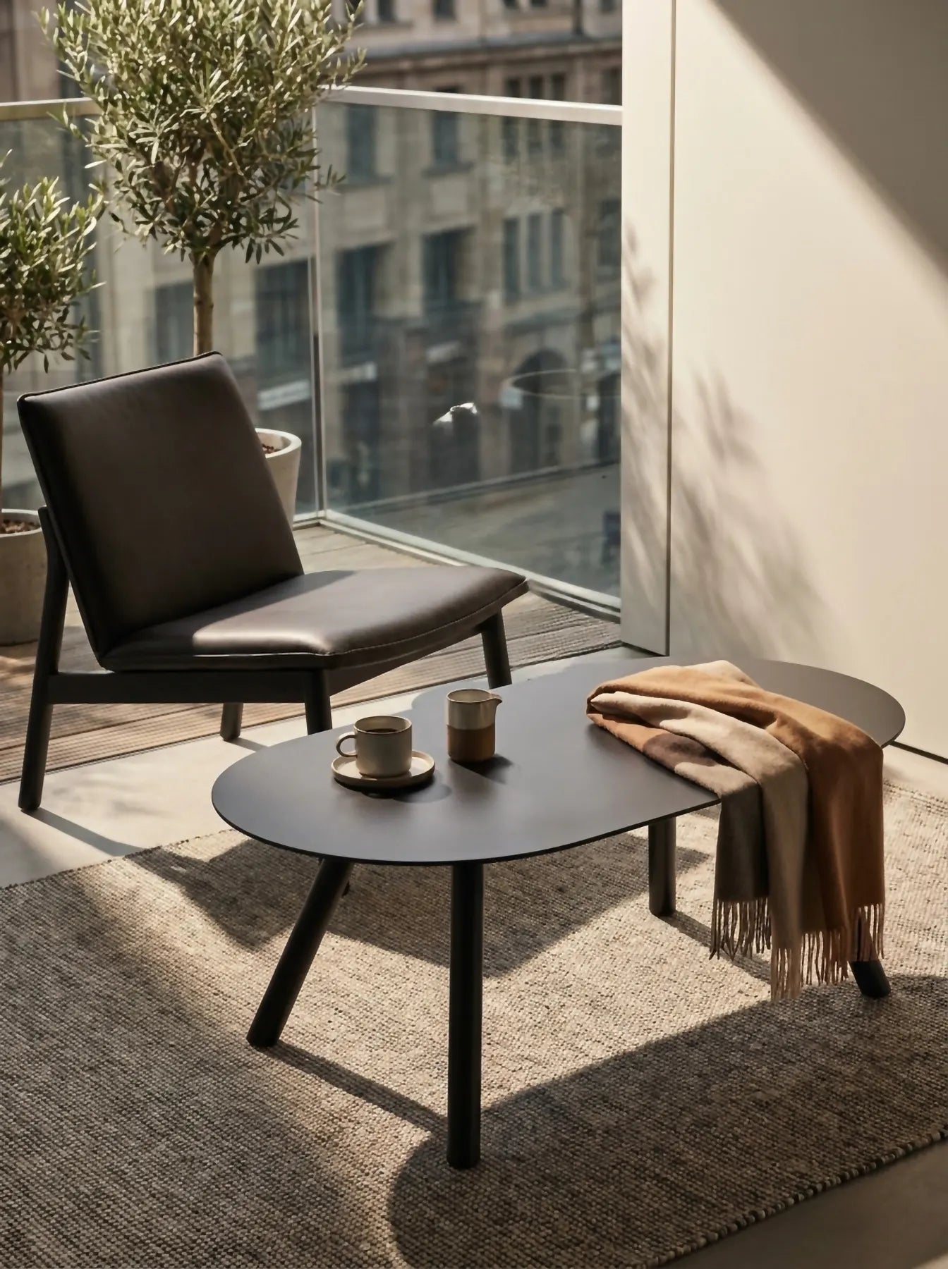 Olivio Outdoor-Couchtisch aus Metall auf Balkon oder Terrasse, wetterfest, pulverbeschichtet und für den Einsatz im Außenbereich geeignet.