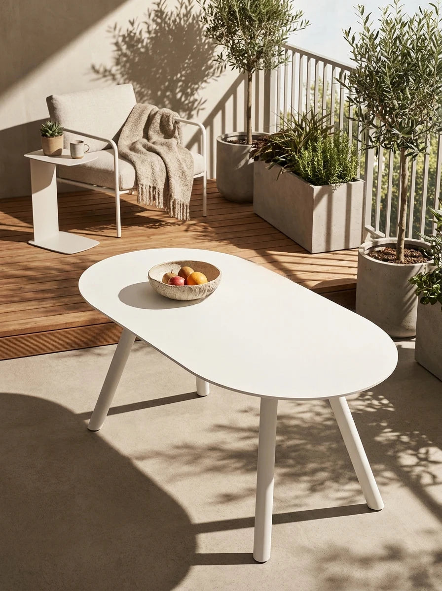 Wetterfester Olivio Couchtisch aus Metall im Wohnbereich mit Übergang zum Balkon, moderne Einrichtung und matt pulverbeschichtete Oberfläche.