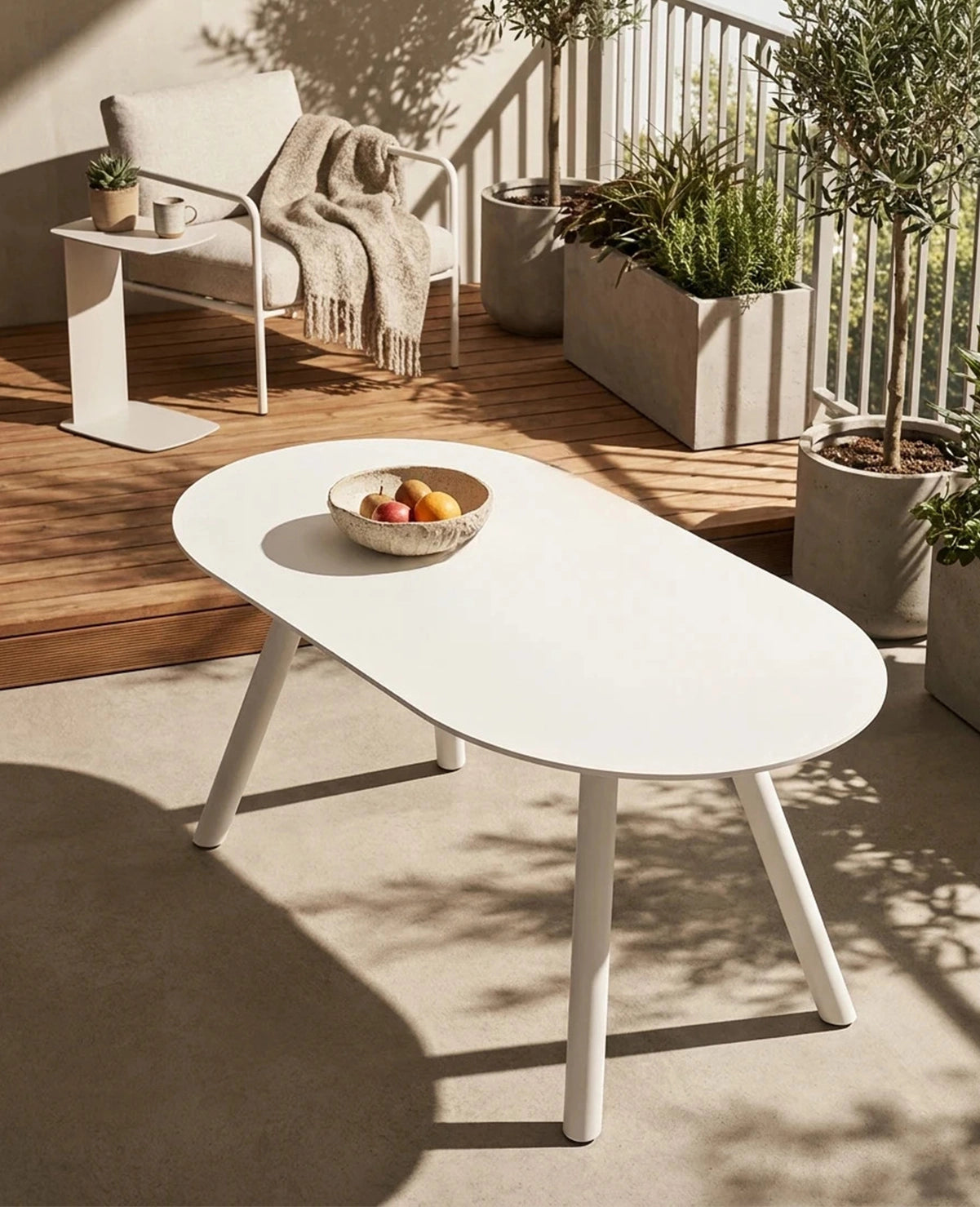 Wetterfester Olivio Couchtisch aus Metall im Wohnbereich mit Übergang zum Balkon, moderne Einrichtung und matt pulverbeschichtete Oberfläche.