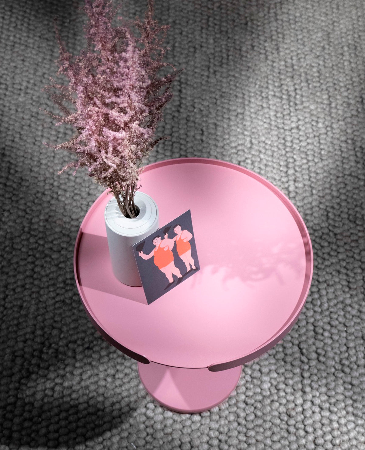 OLLIE Beistelltisch aus Metall in Flamingo Rosa von oben auf Teppich mit integrierter Tablettfunktion